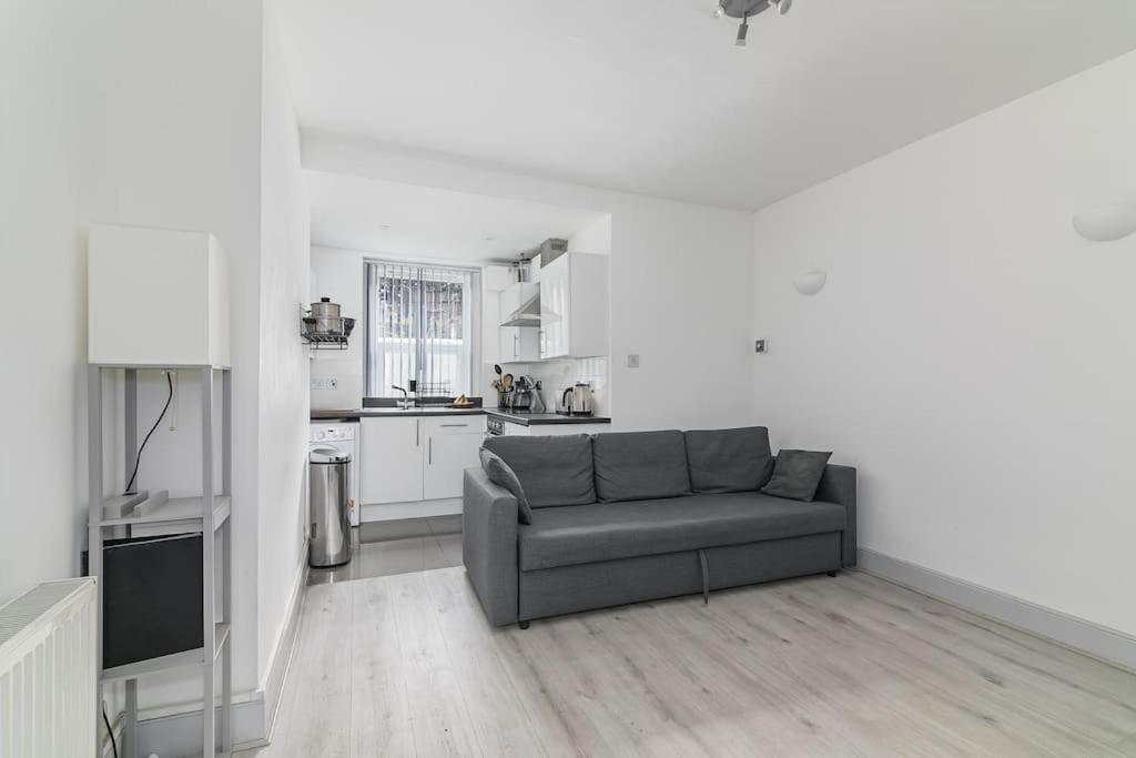 One Bed Flat In Chiswick * London
