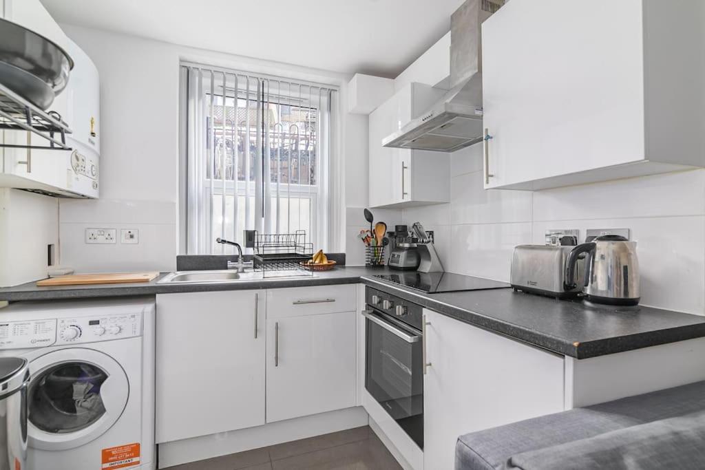 One Bed Flat In Chiswick Apartment *