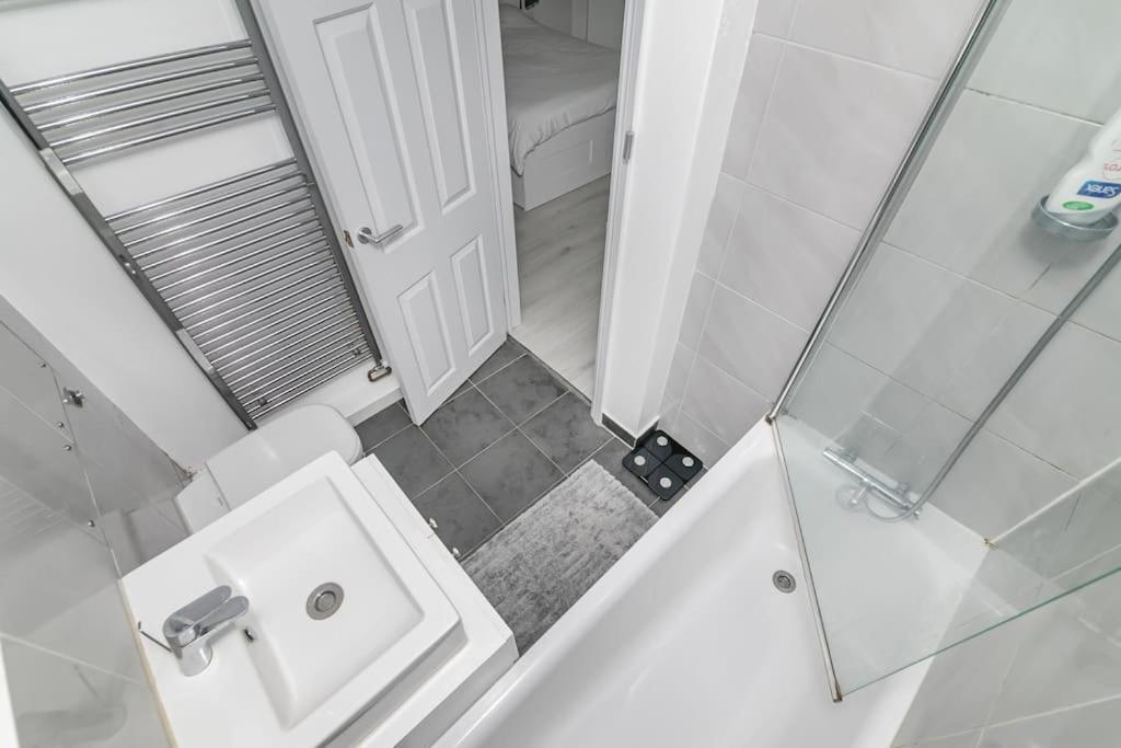 One Bed Flat In Chiswick Apartment London