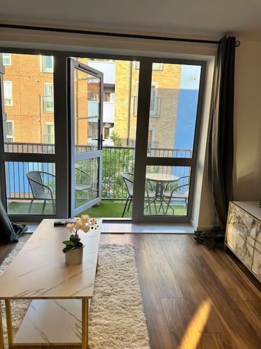 Stylish Zone 2 Apartment London
