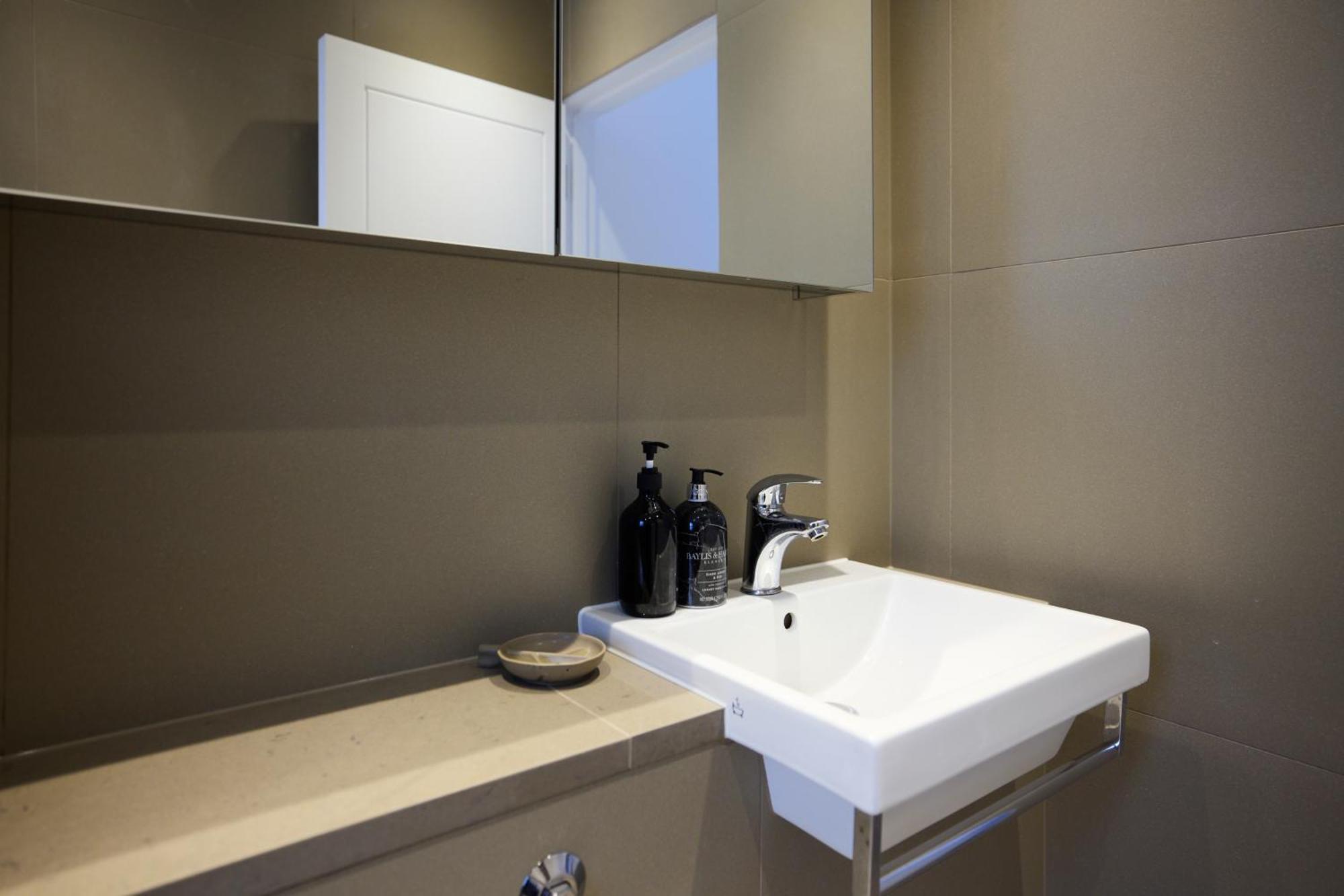 The Chelsea Square Crib - Bright 1bdr Flat * London