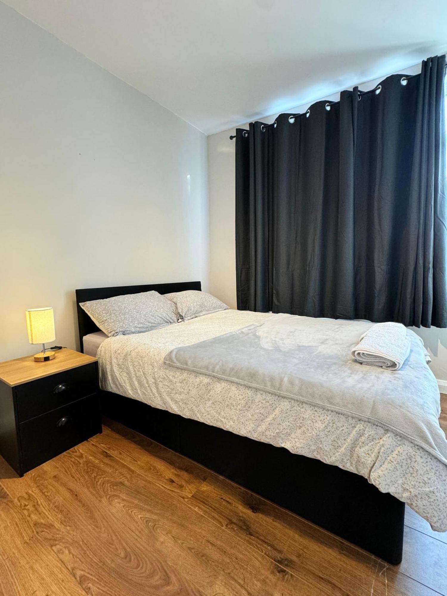 Double Bedroom In Private Home- Canning Town By Excel Hospedagem domiciliar Londres
