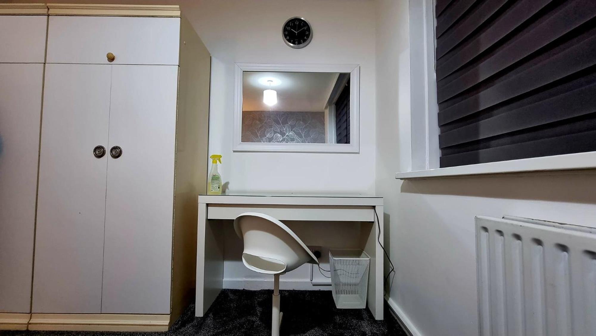 Apartment Amazing 1 Bed Entire Flat With Separate Living And Kitchen In With Free Parking *