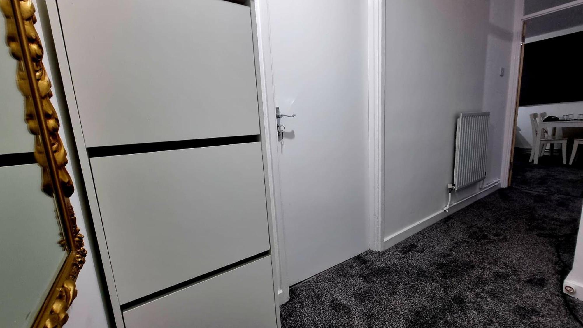 Amazing 1 Bed Entire Flat With Separate Living And Kitchen In With Free Parking Apartment *