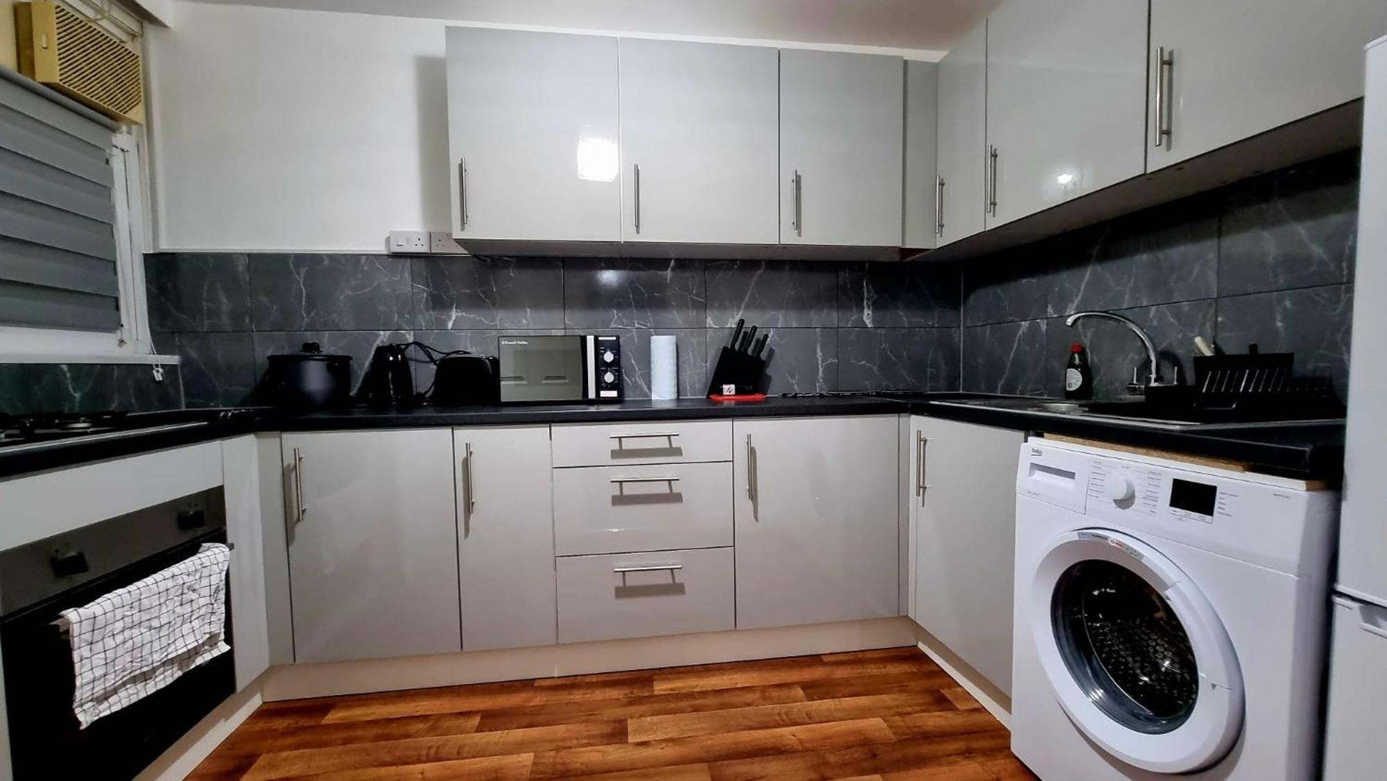 Apartment Amazing 1 Bed Entire Flat With Separate Living And Kitchen In With Free Parking *