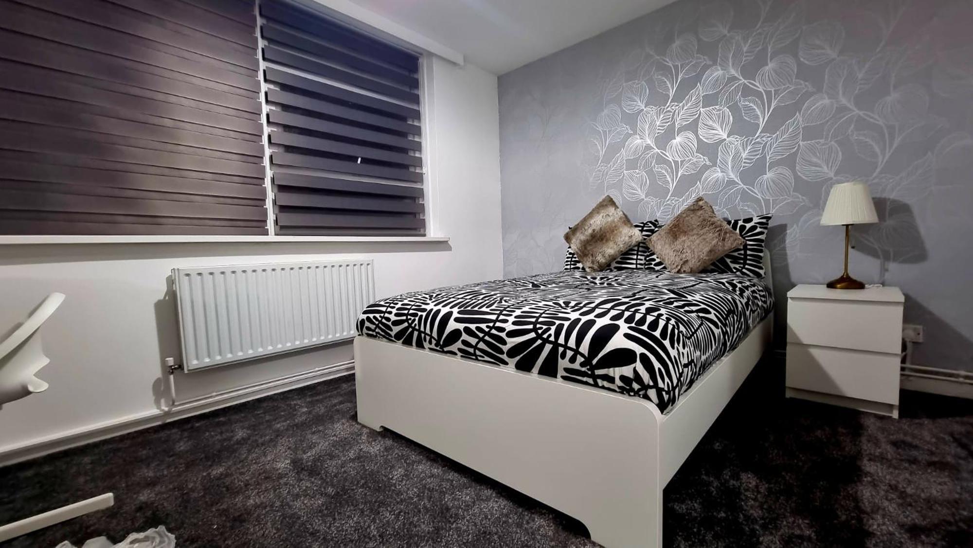 Amazing 1 Bed Entire Flat With Separate Living And Kitchen In With Free Parking *