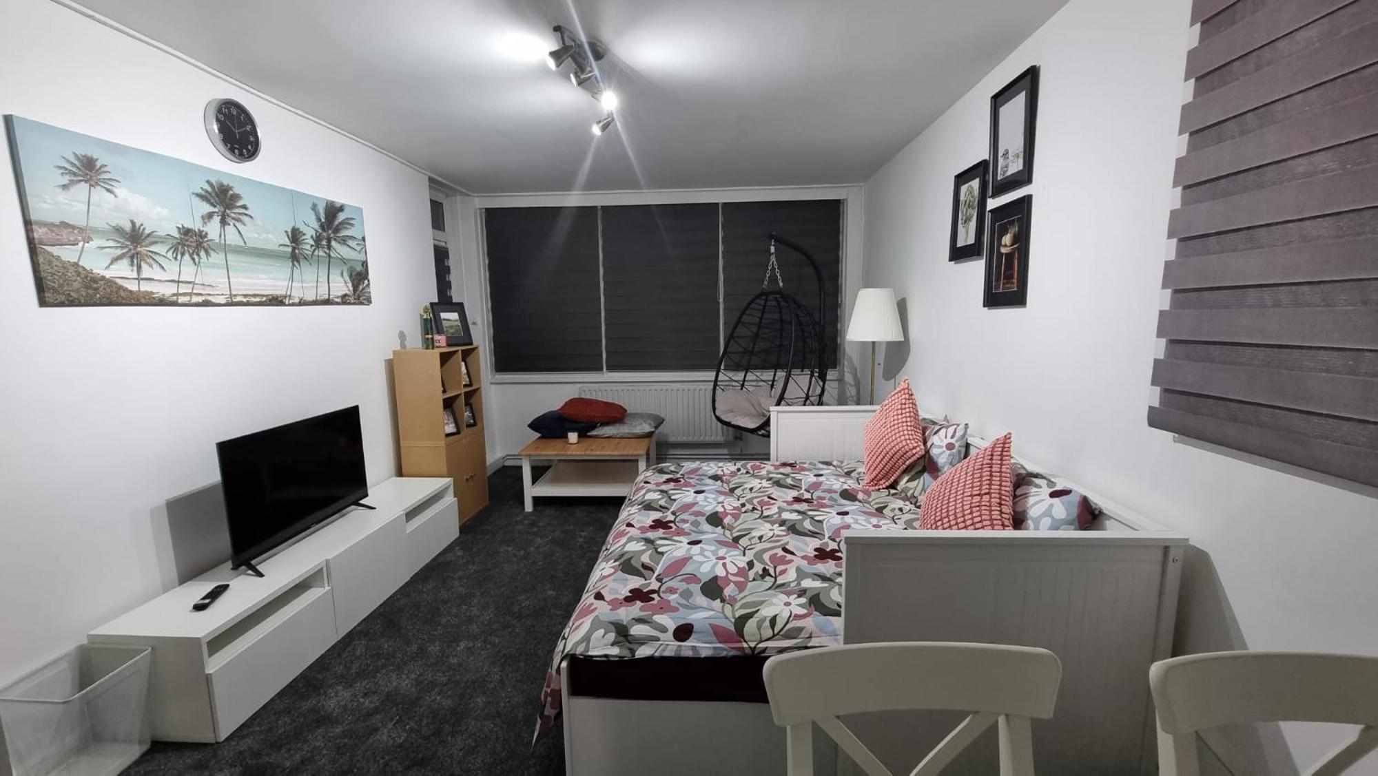Amazing 1 Bed Entire Flat With Separate Living And Kitchen In With Free Parking *