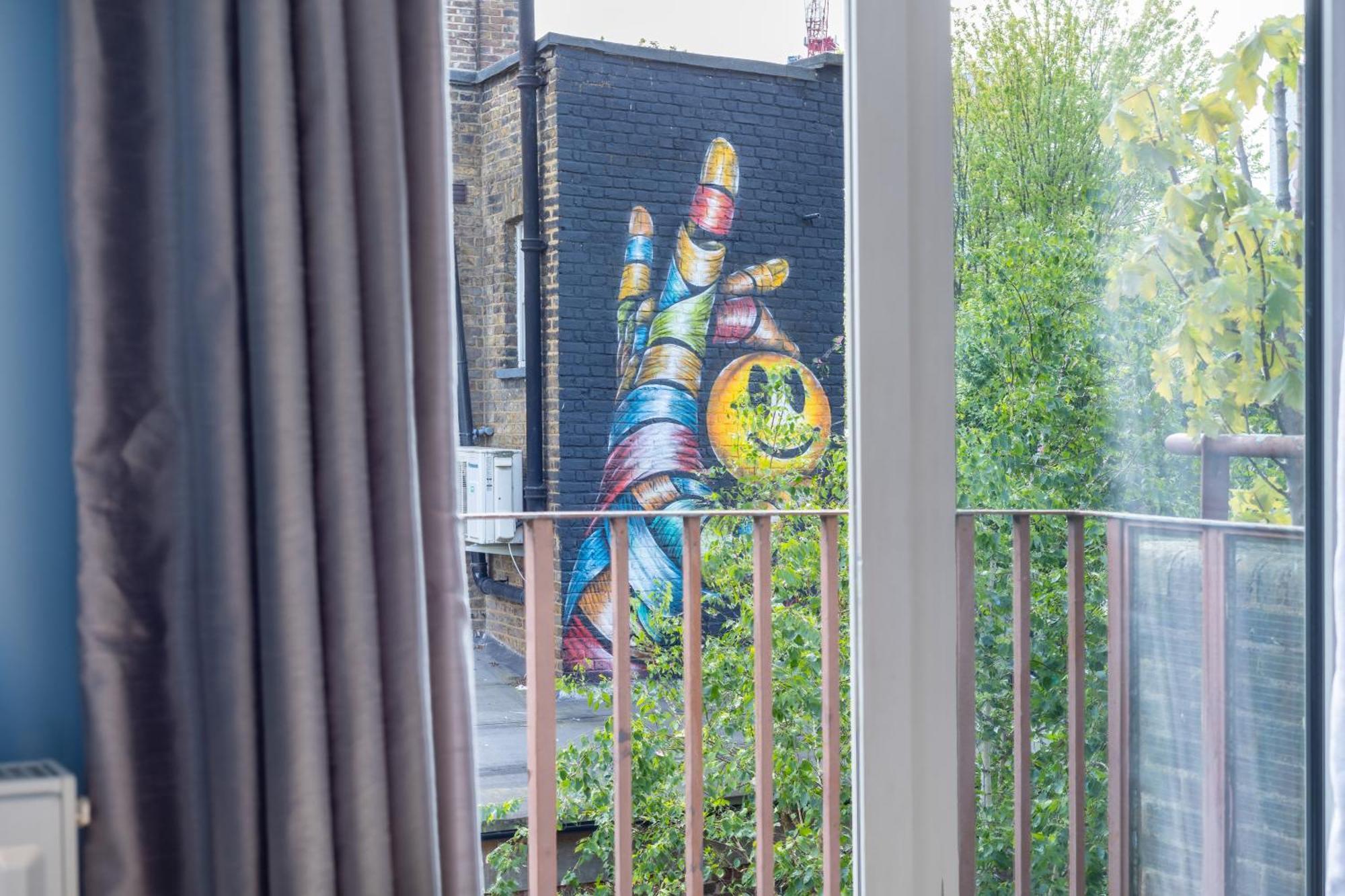 Magnificent 3br With Balcony Apartment London