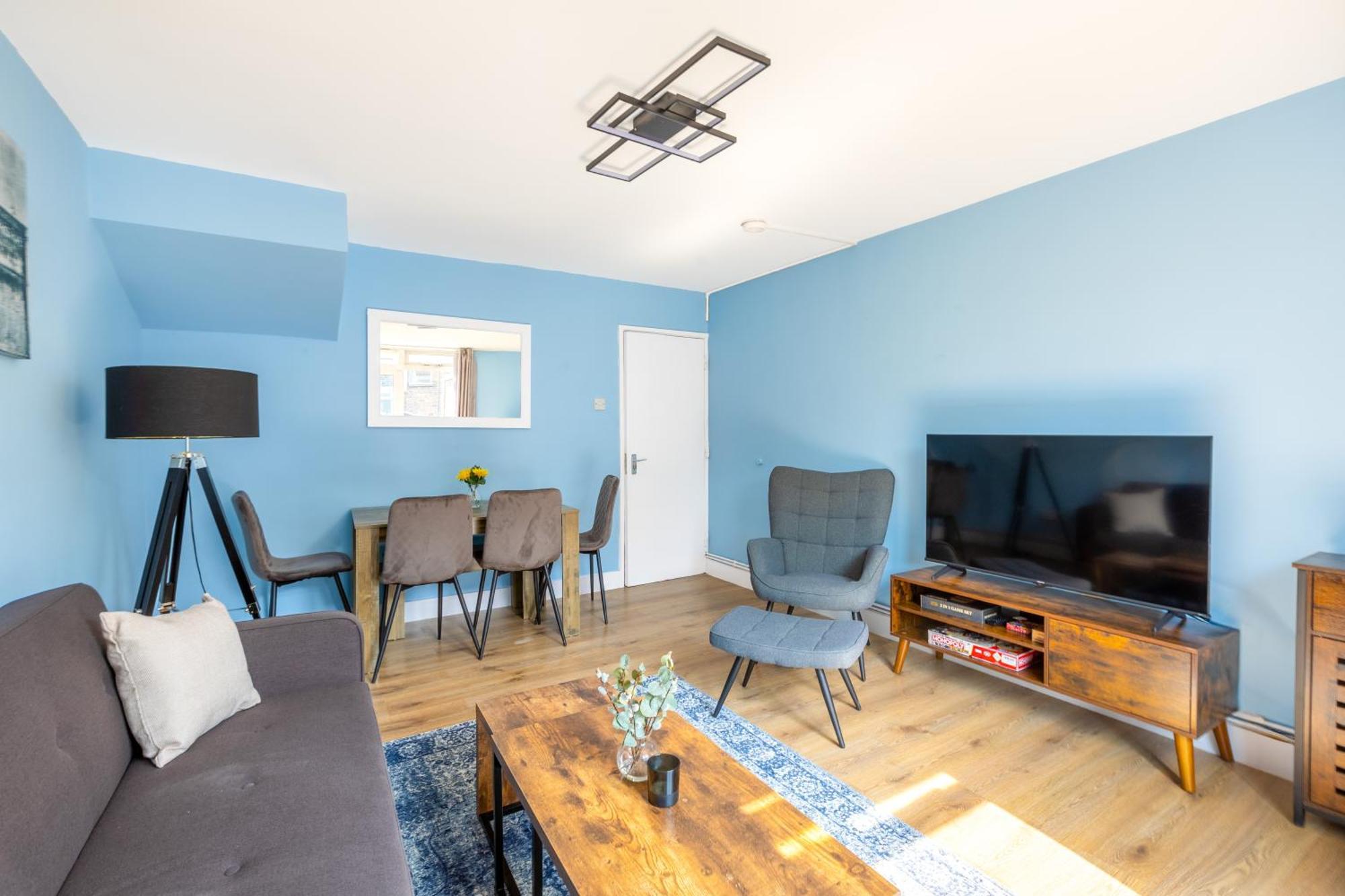 Magnificent 3br With Balcony Apartment London