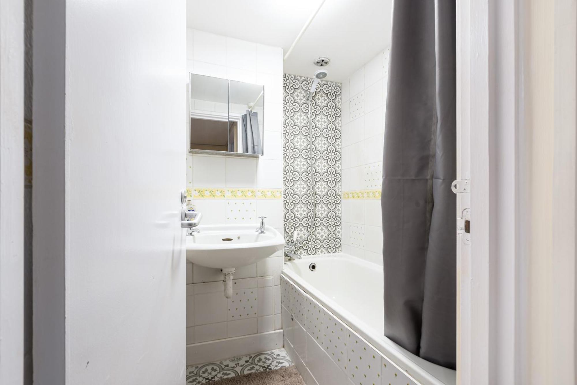 Magnificent 3br With Balcony Apartment London
