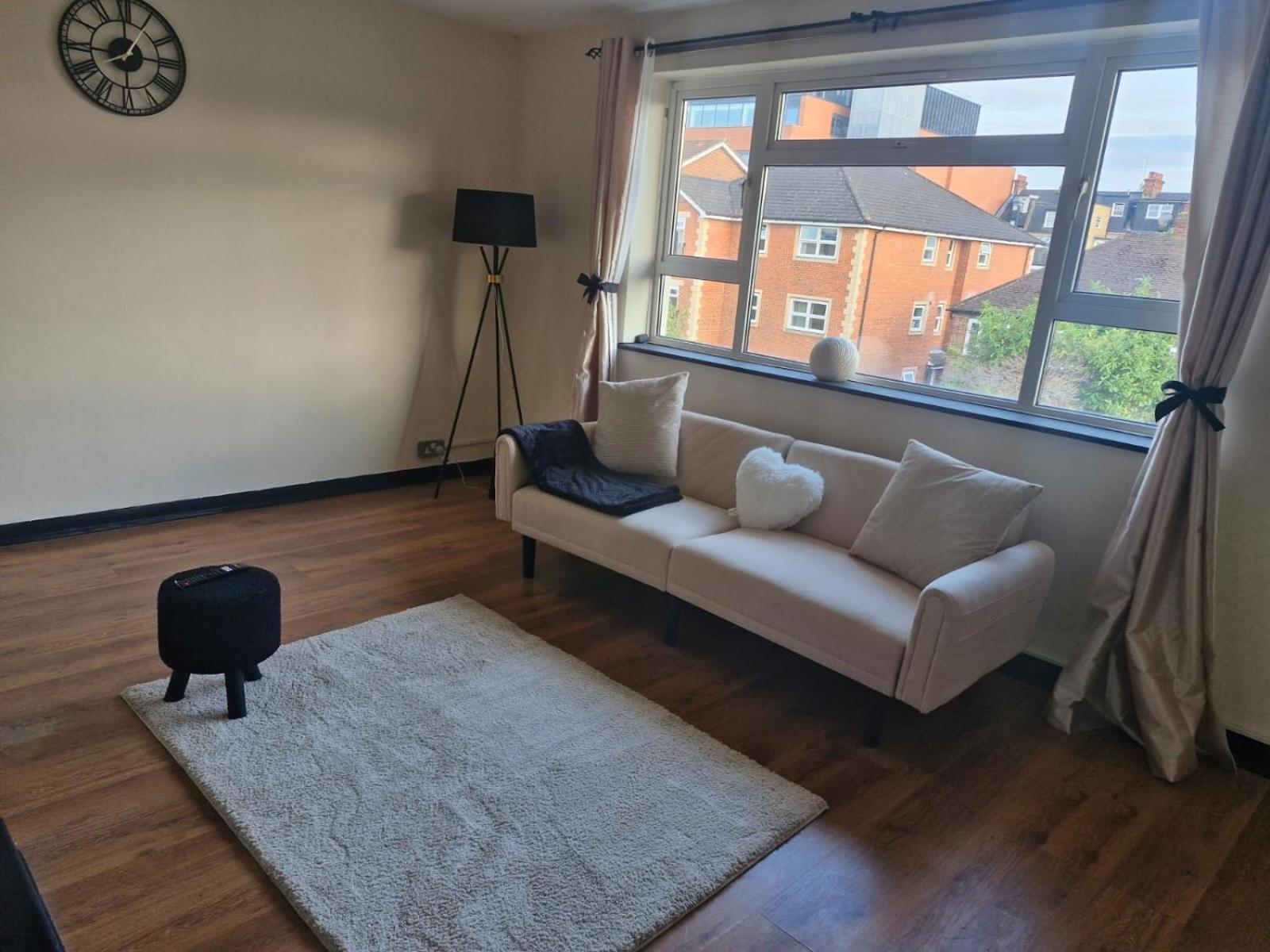 Elegant & Spacious 2-bedroom In Wimbledon Apartamento
