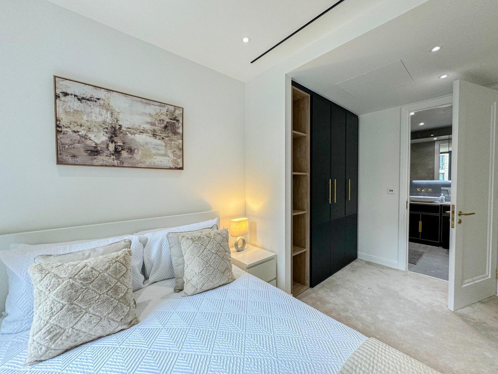 Lavish 2 Bedroom Flat With Private Balcony In Clerkenwell, Barbican