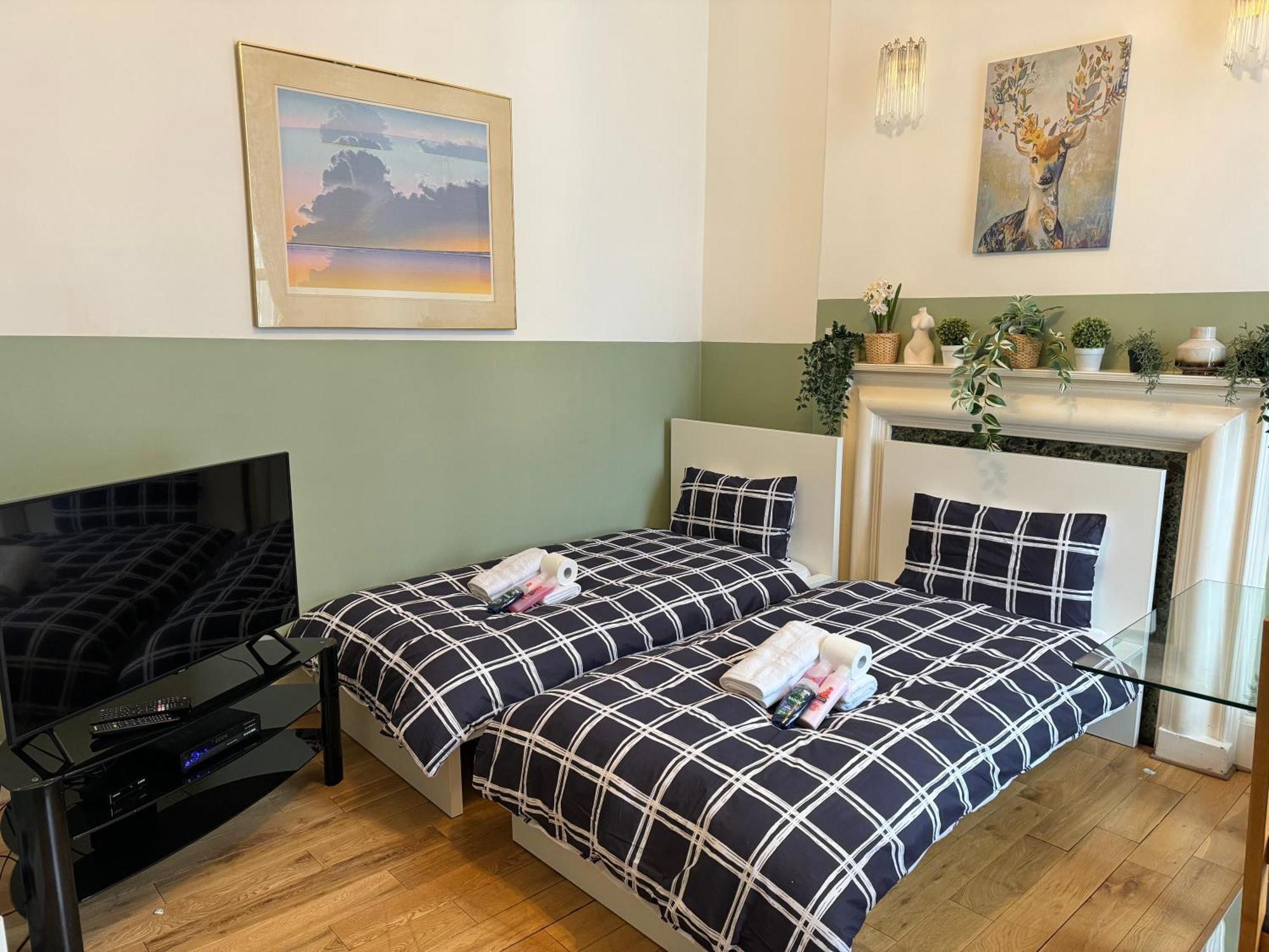 And Affordable Flat For 6 People In Zone 1 - Baker Street - With Breakfast Included * London