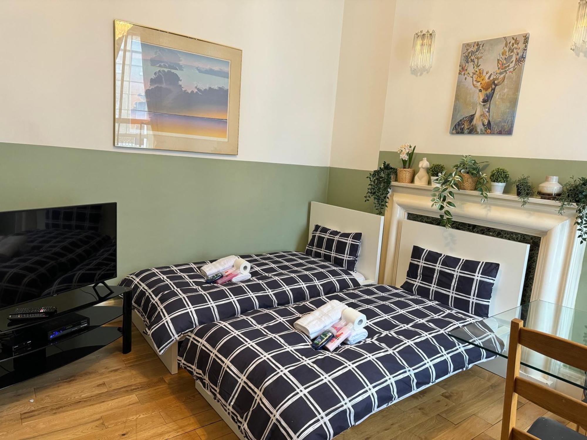 And Affordable Flat For 6 People In Zone 1 - Baker Street - With Breakfast Included Apartment London