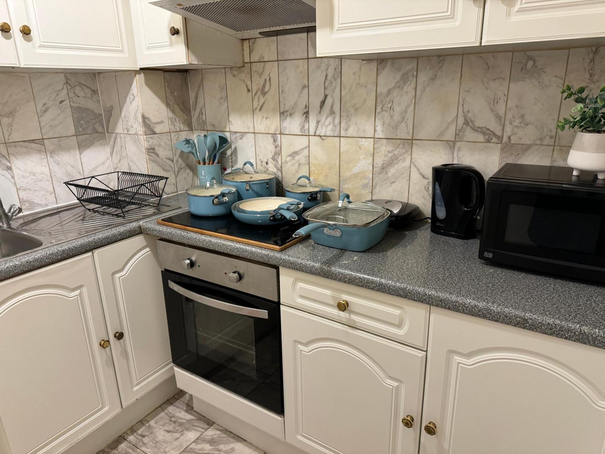 And Affordable Flat For 6 People In Zone 1 - Baker Street - With Breakfast Included London