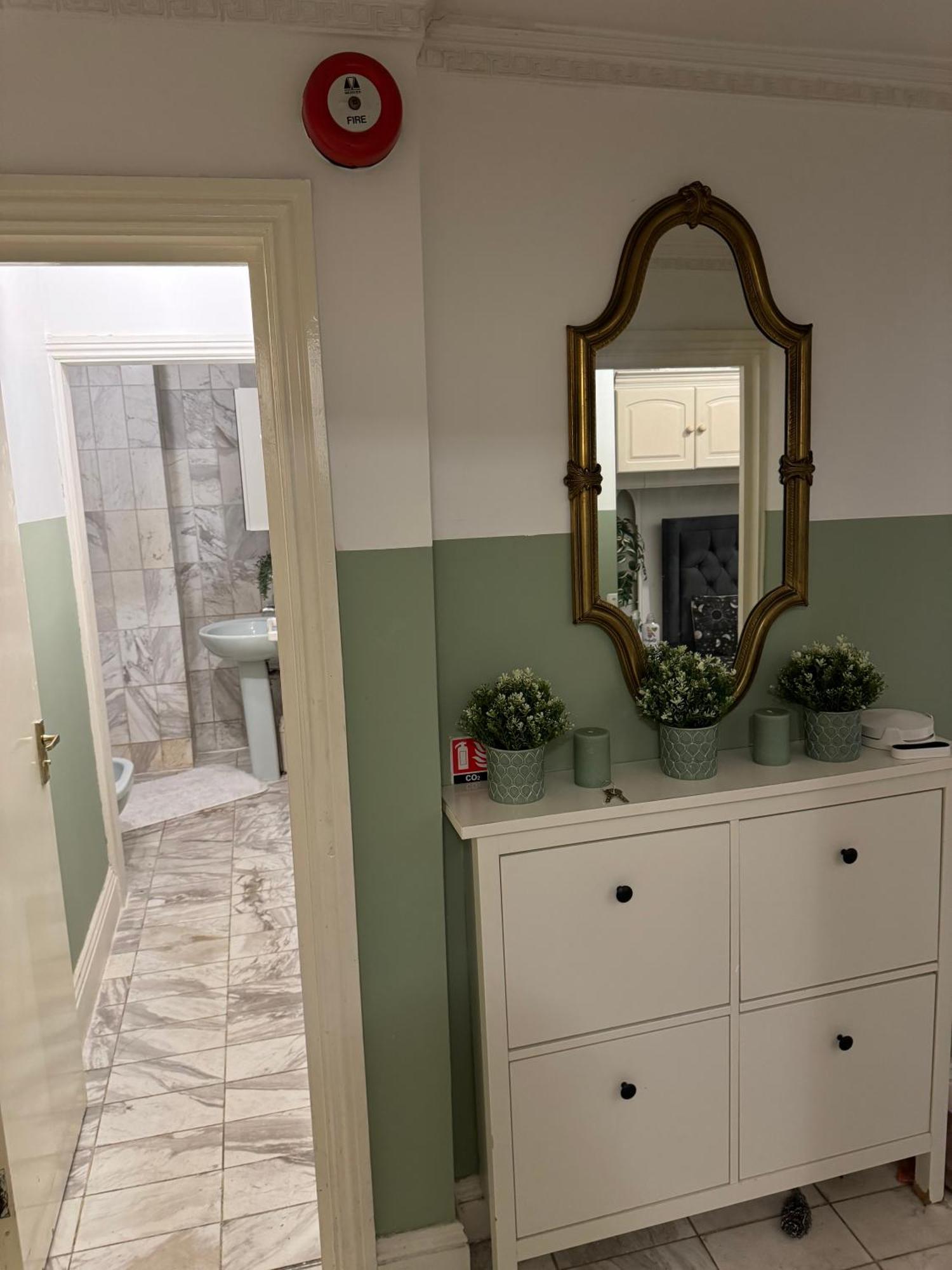 And Affordable Flat For 6 People In Zone 1 - Baker Street - With Breakfast Included Apartment London
