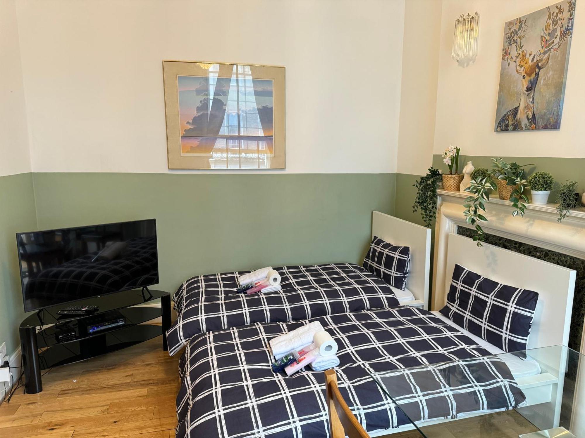And Affordable Flat For 6 People In Zone 1 - Baker Street - With Breakfast Included Apartment London