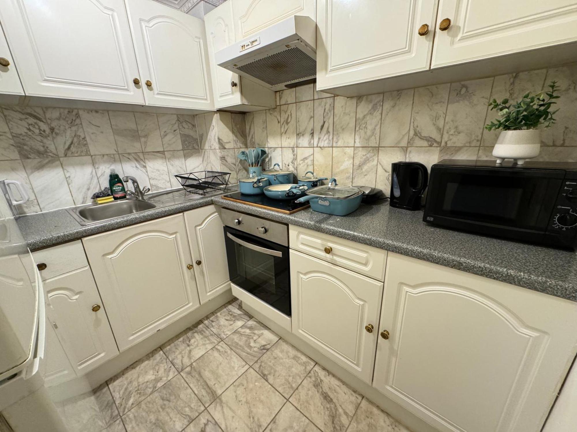 And Affordable Flat For 6 People In Zone 1 - Baker Street - With Breakfast Included Apartment London