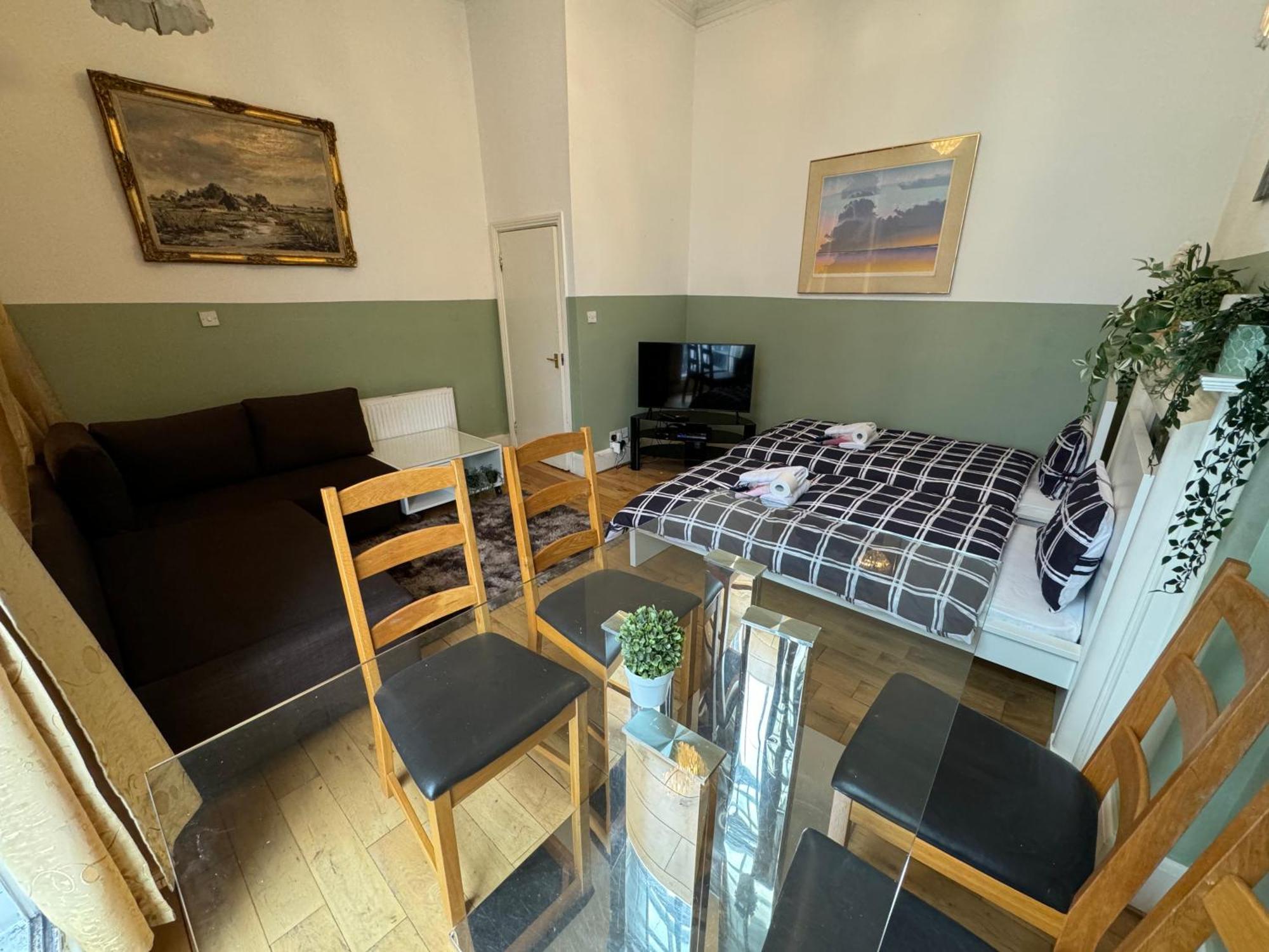 And Affordable Flat For 6 People In Zone 1 - Baker Street - With Breakfast Included London
