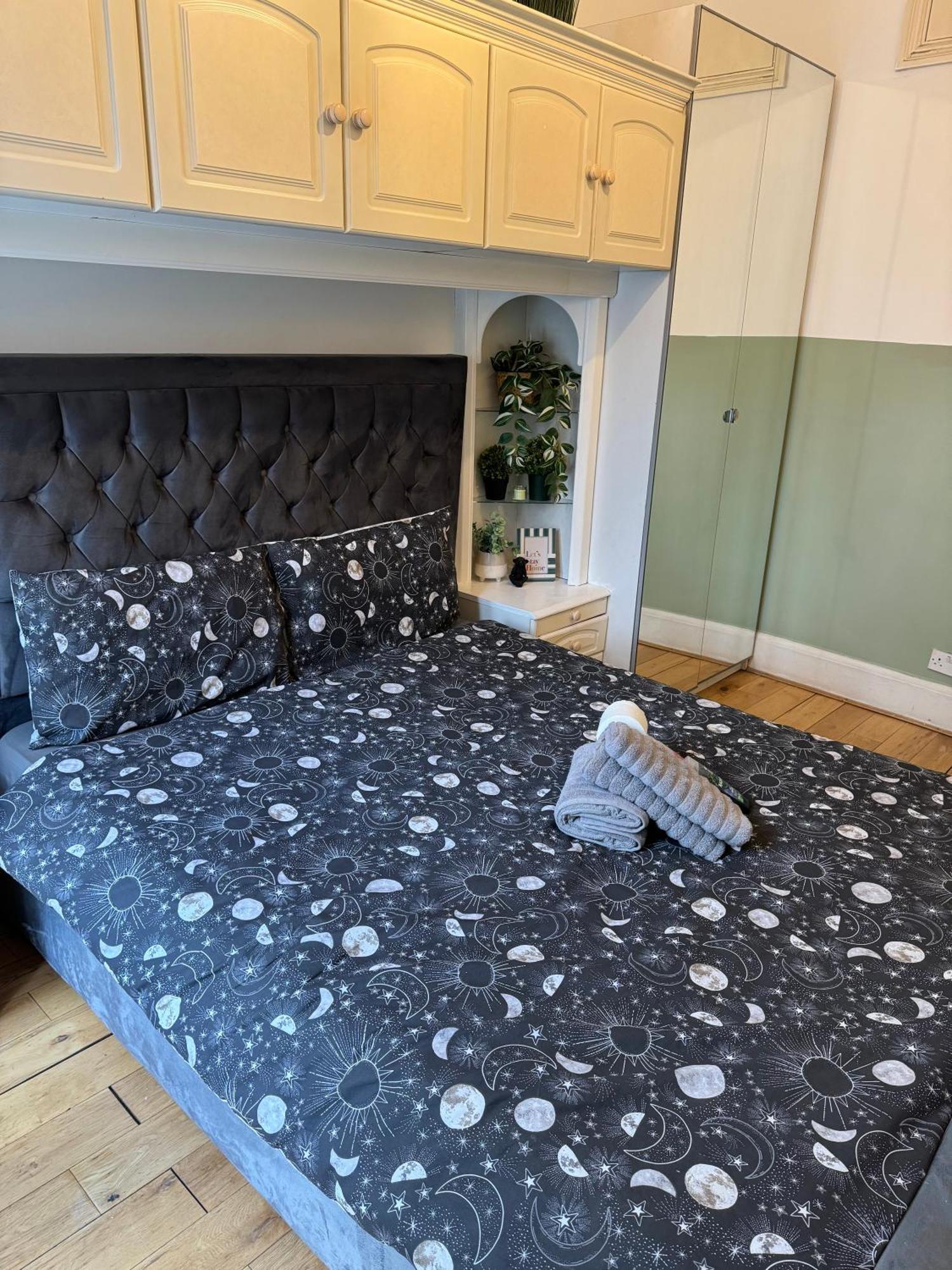 And Affordable Flat For 6 People In Zone 1 - Baker Street - With Breakfast Included * London