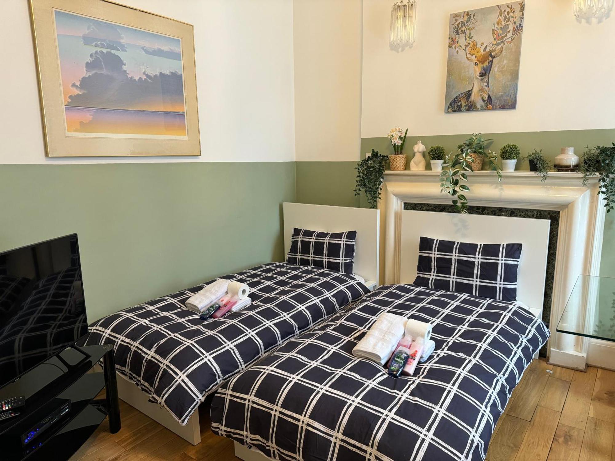 And Affordable Flat For 6 People In Zone 1 - Baker Street - With Breakfast Included London