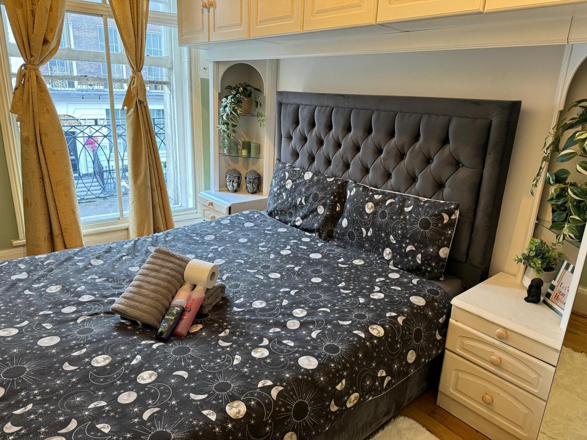 And Affordable Flat For 6 People In Zone 1 - Baker Street - With Breakfast Included * London