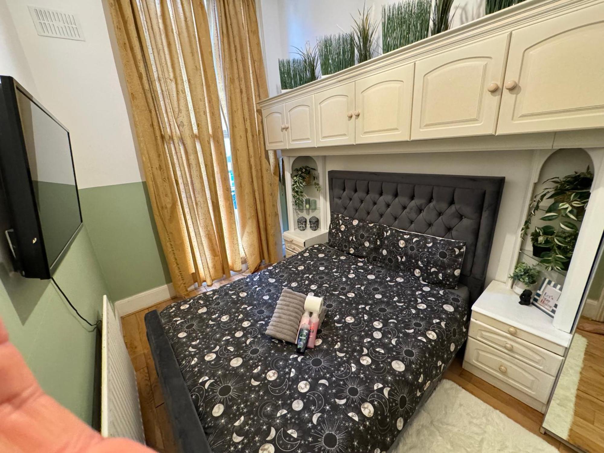 And Affordable Flat For 6 People In Zone 1 - Baker Street - With Breakfast Included * London