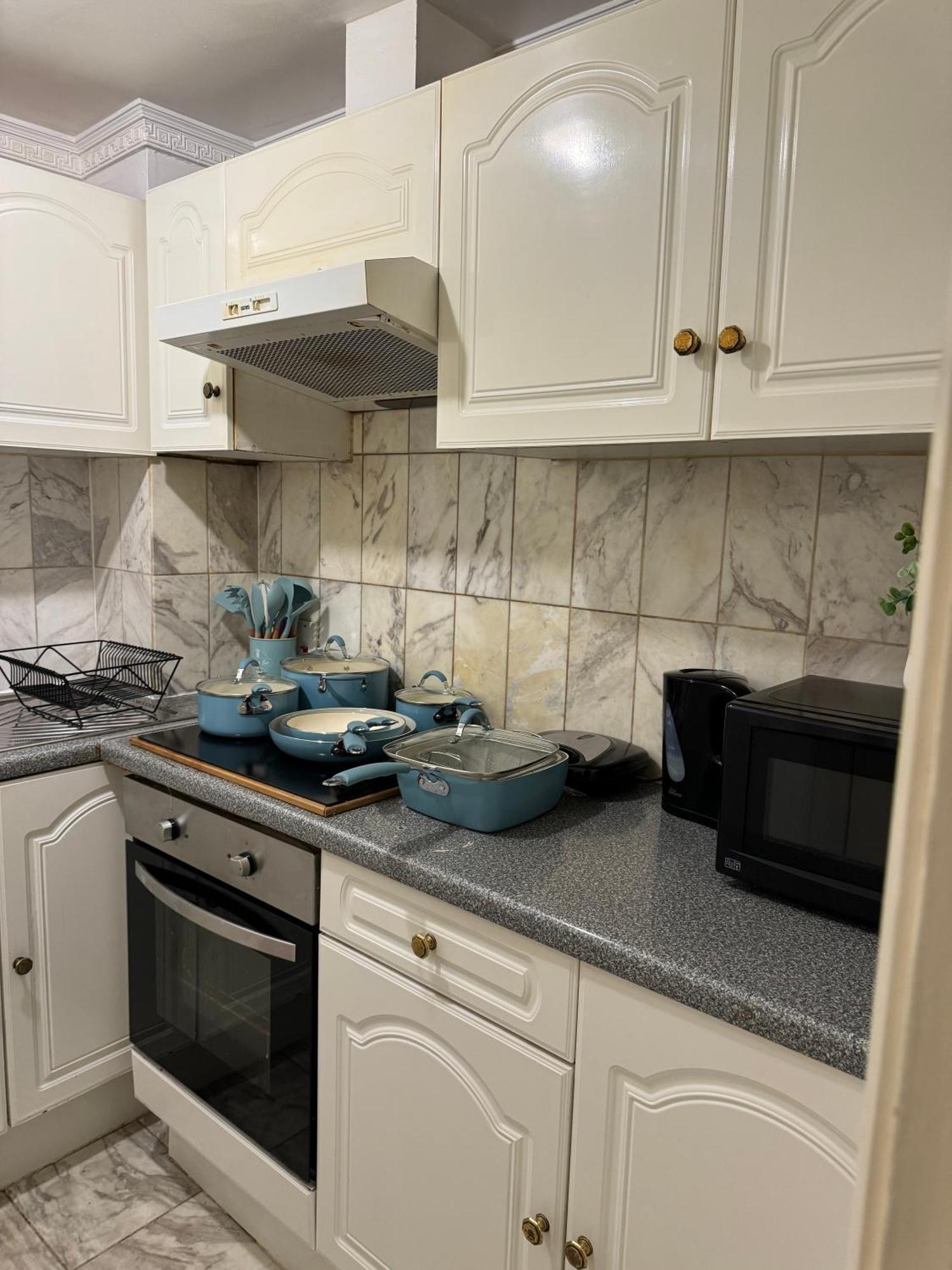 And Affordable Flat For 6 People In Zone 1 - Baker Street - With Breakfast Included Apartment London