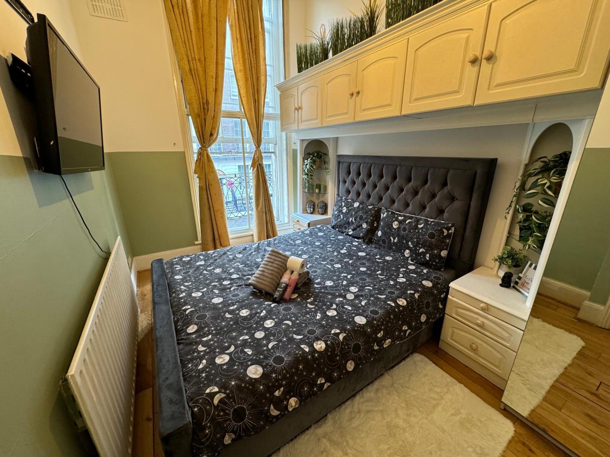 And Affordable Flat For 6 People In Zone 1 - Baker Street - With Breakfast Included Apartment London