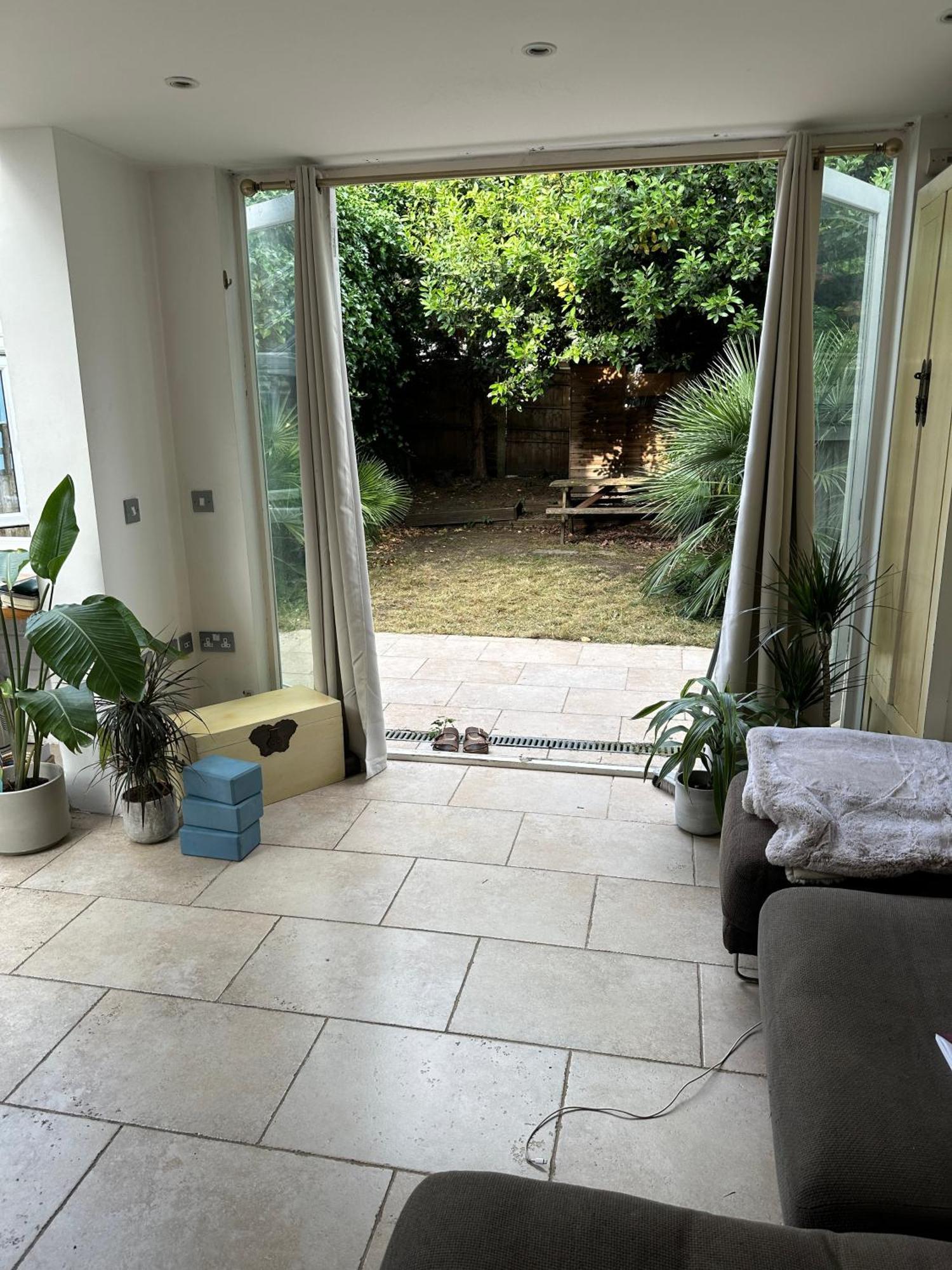Modern, Spacious 1 Bedroom Garden Flat Sw18 *