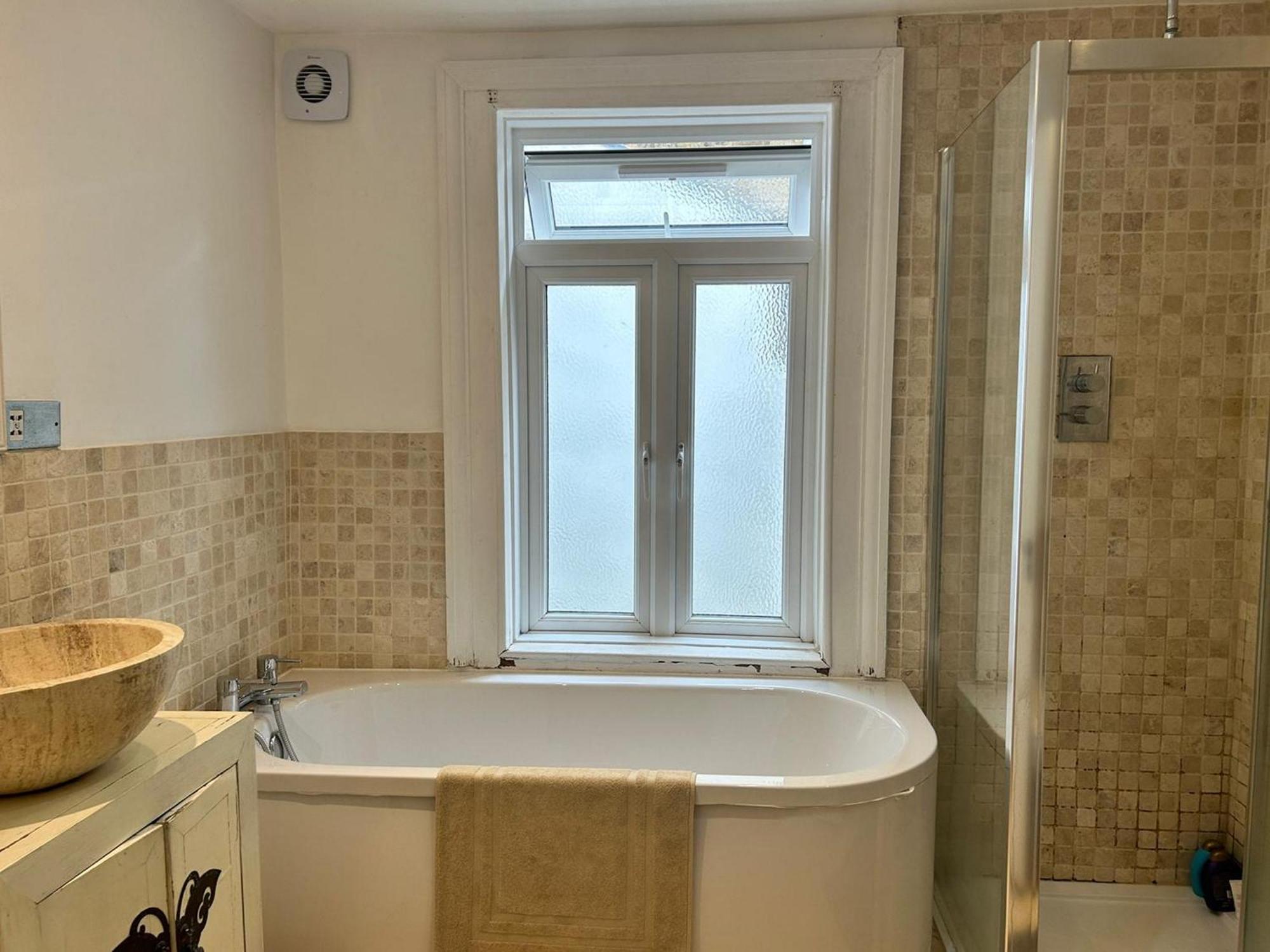 Modern, Spacious 1 Bedroom Garden Flat Sw18 London