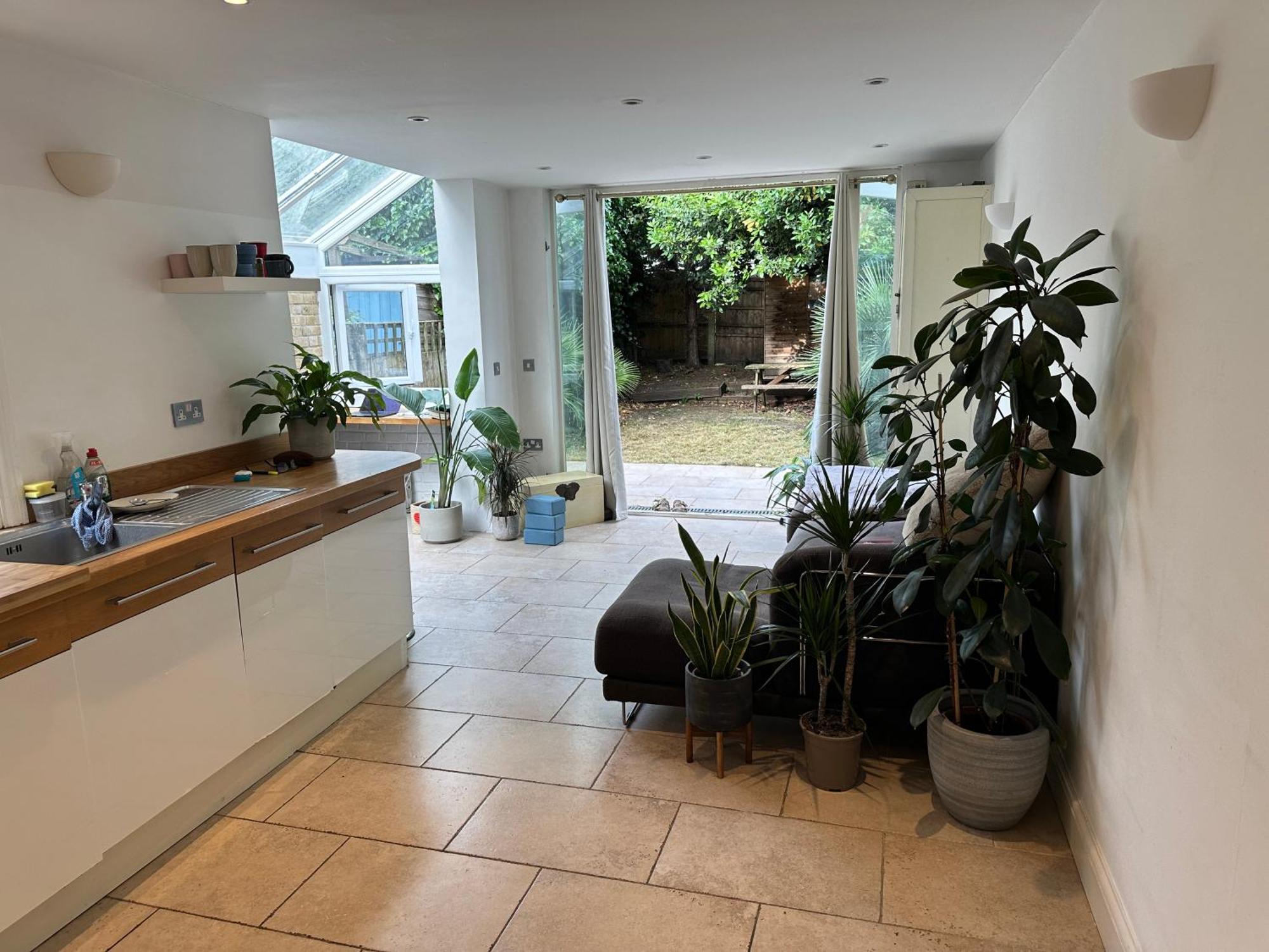 Modern, Spacious 1 Bedroom Garden Flat Sw18
