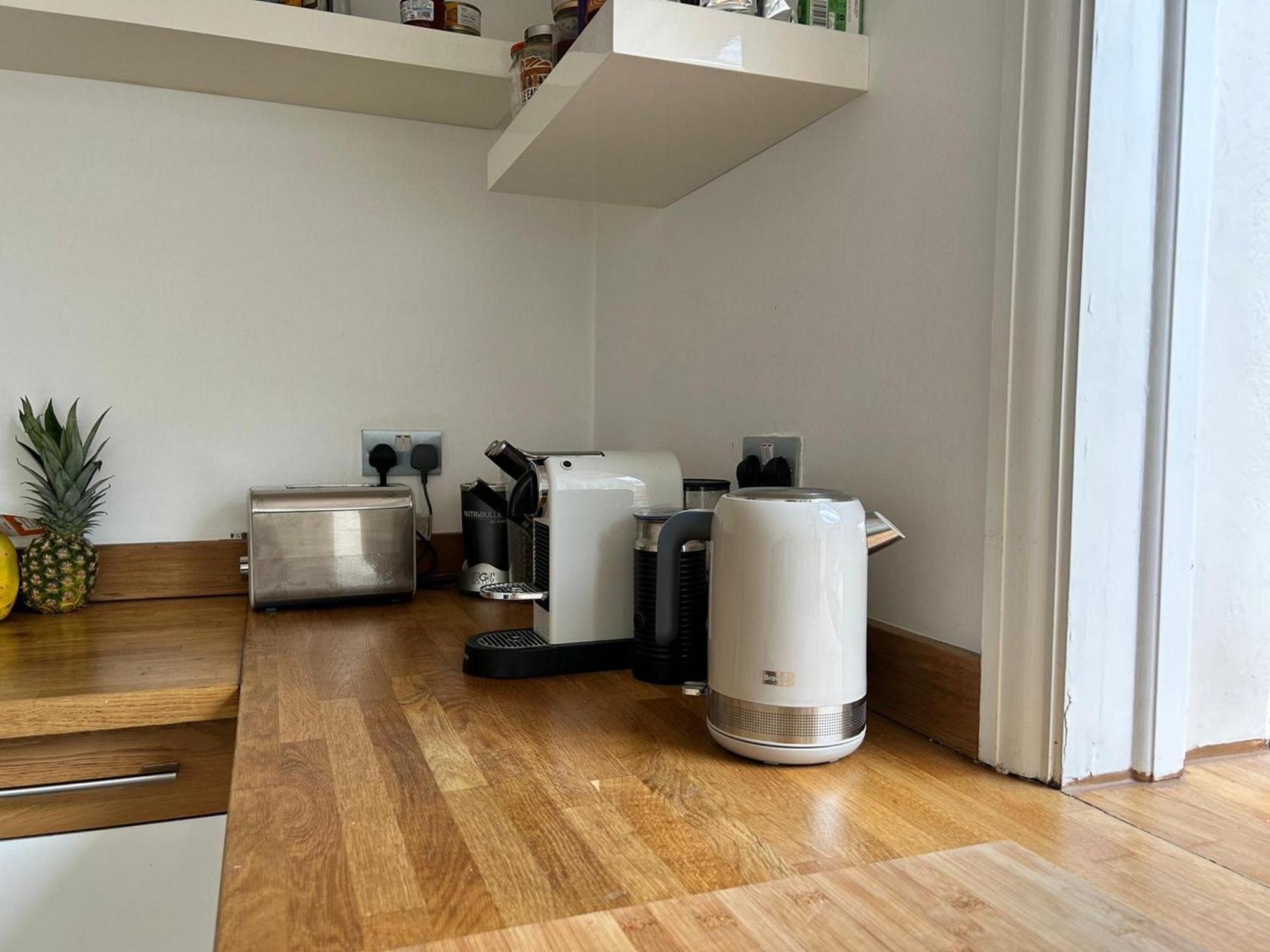 Modern, Spacious 1 Bedroom Garden Flat Sw18 Apartment *