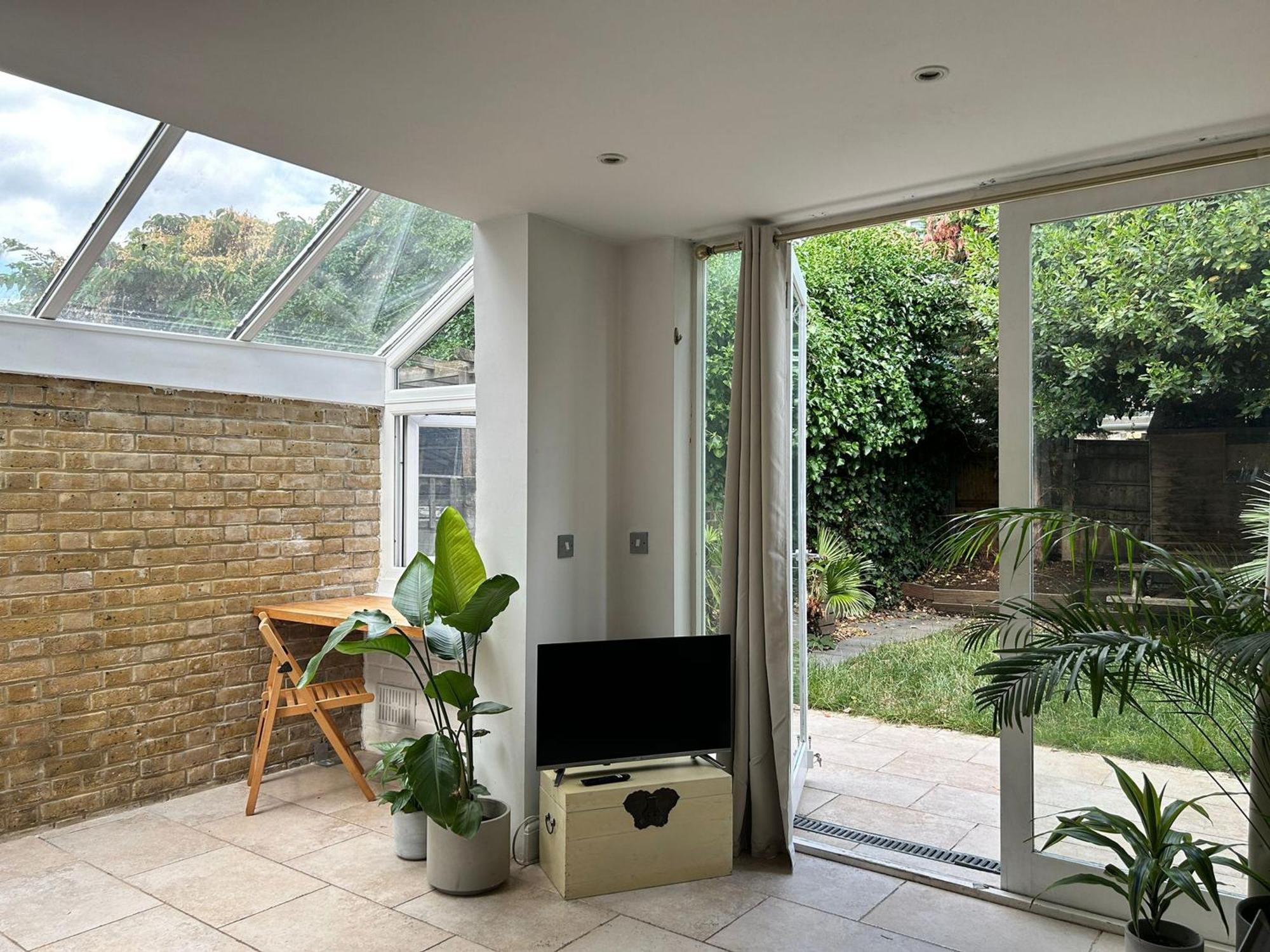 Modern, Spacious 1 Bedroom Garden Flat Sw18 Apartment *