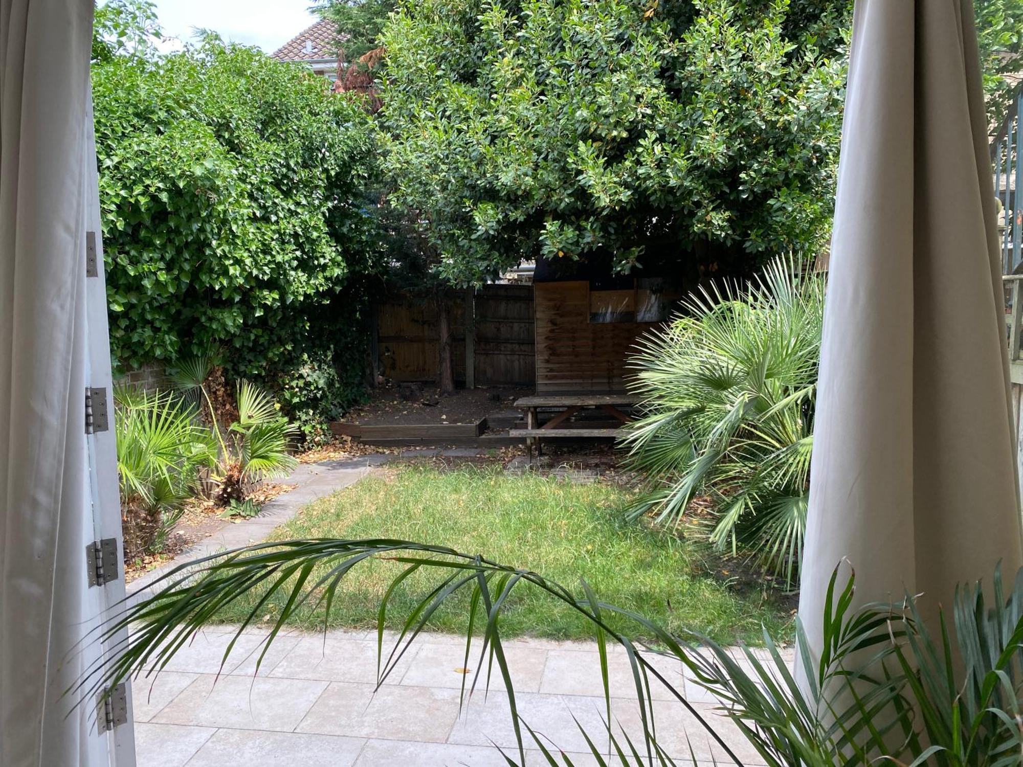Modern, Spacious 1 Bedroom Garden Flat Sw18 *