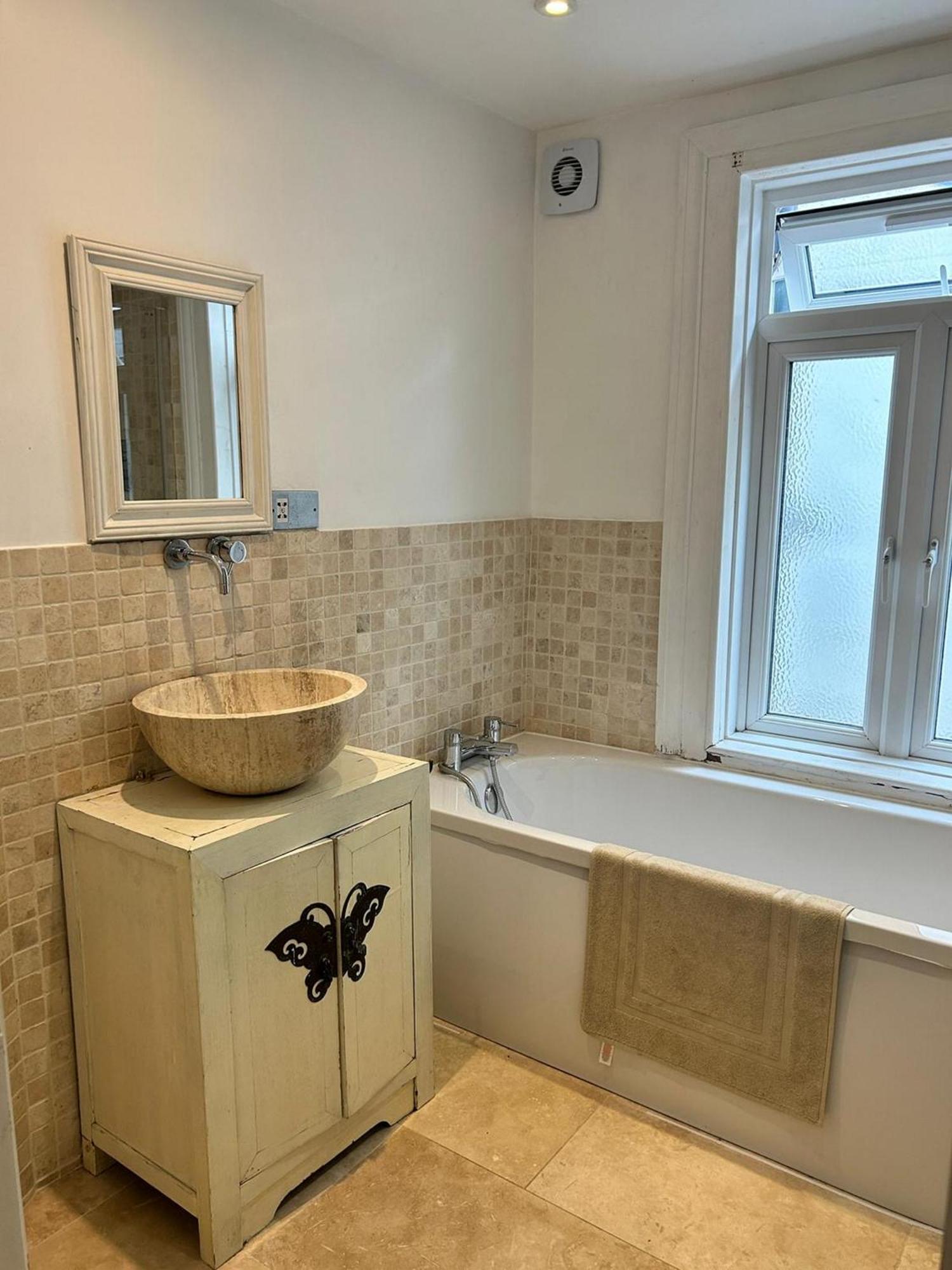 Modern, Spacious 1 Bedroom Garden Flat Sw18 London