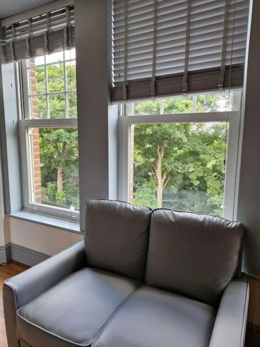 Bright In A Perfect Location Apartment *