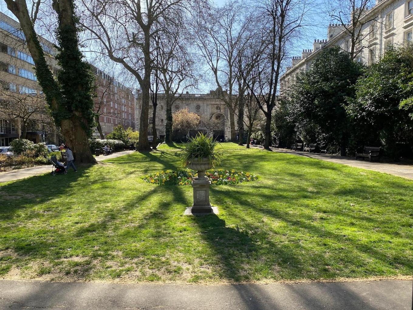 3.5 High Ceilings - Centrally Located Apartment
