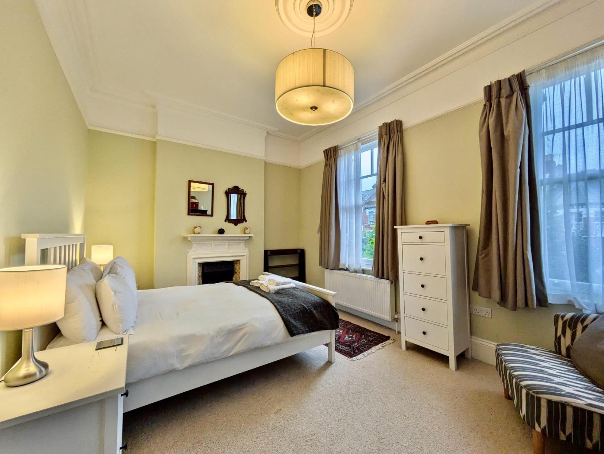 Impressive 5br Family In Leafy Holiday home London