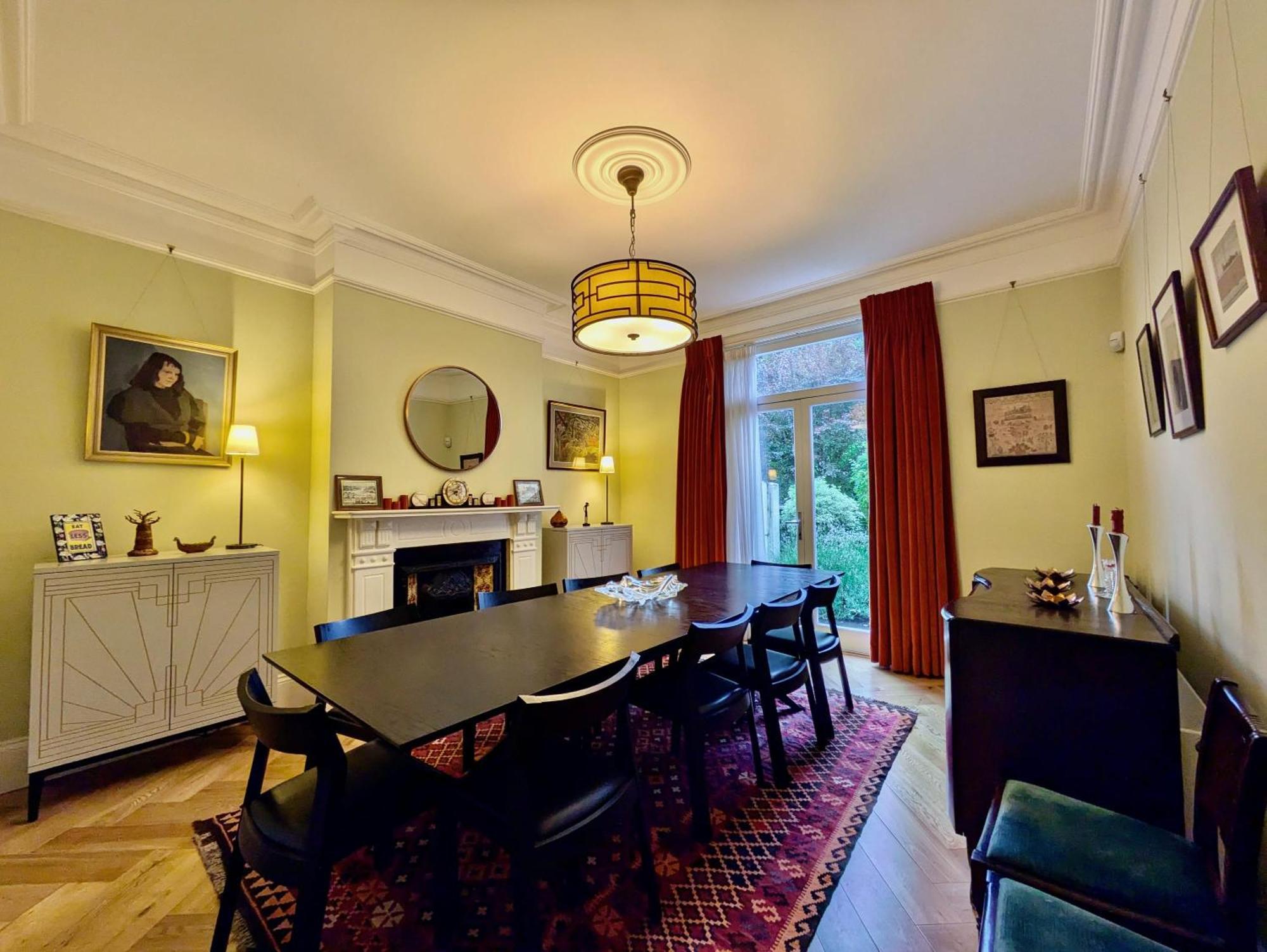 Impressive 5br Family In Leafy London