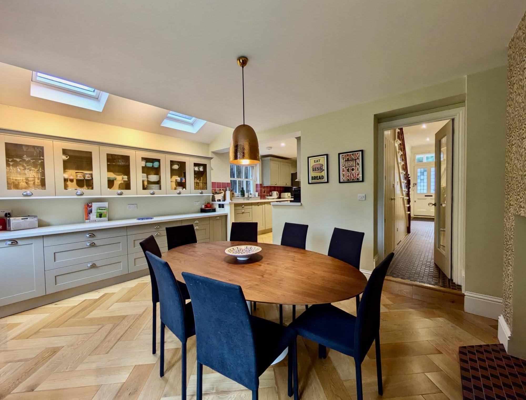 Holiday home Impressive 5br Family In Leafy