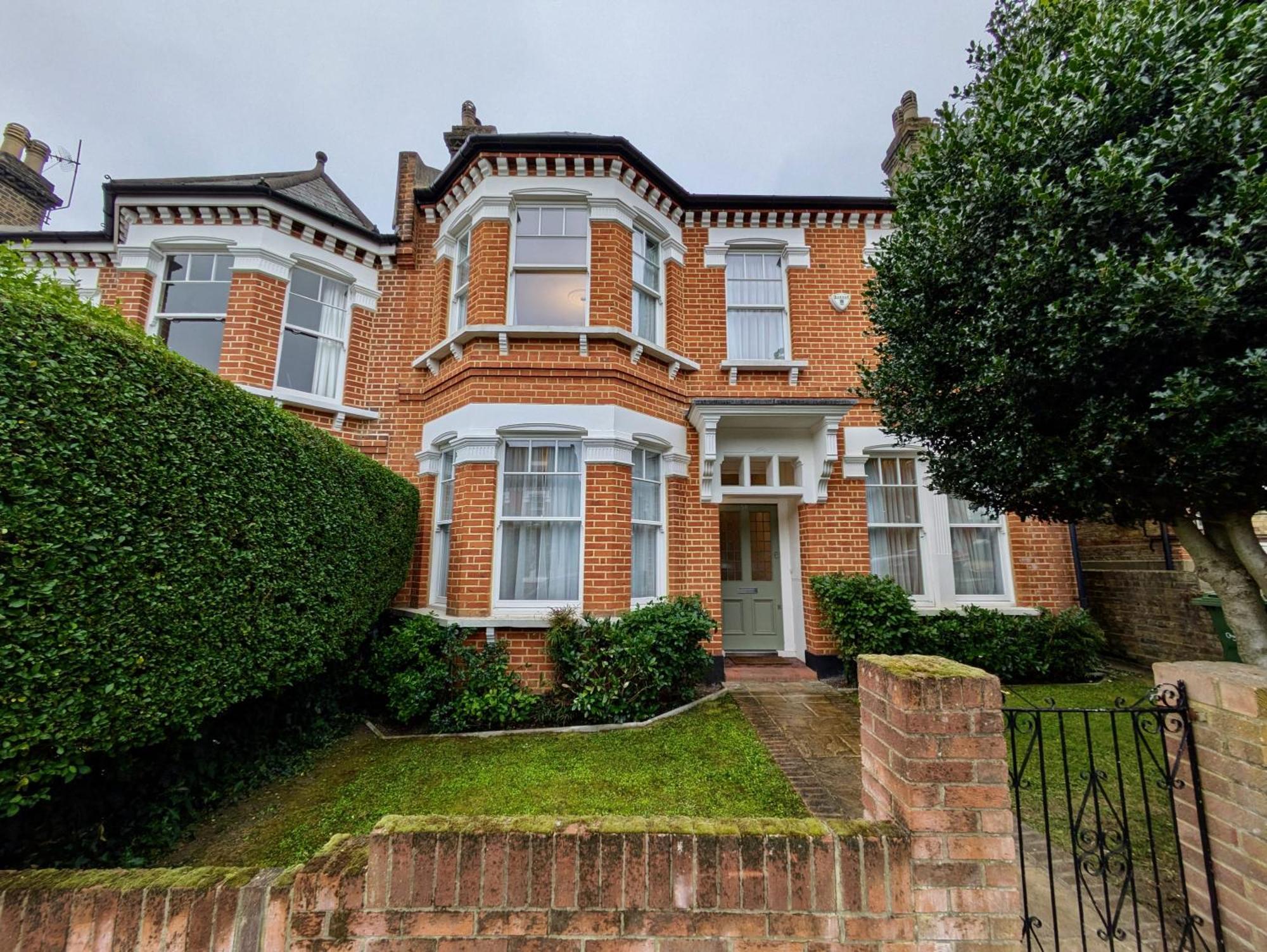 Holiday home Impressive 5br Family In Leafy