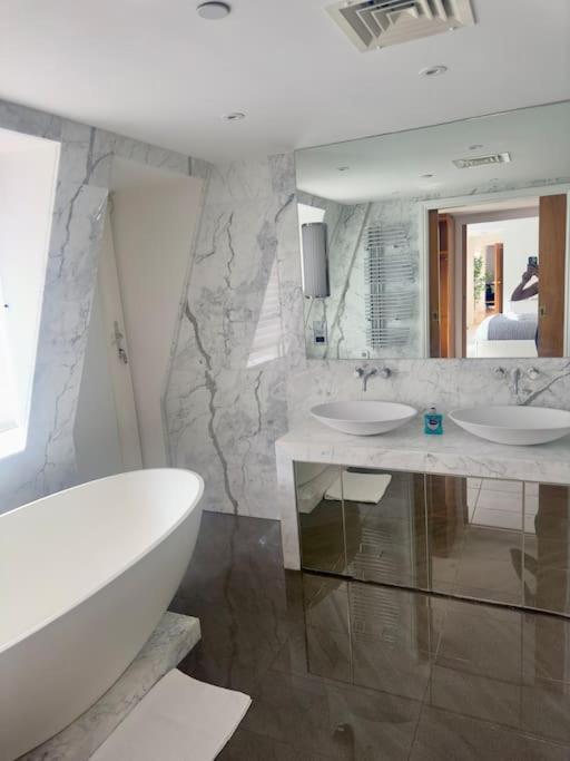 Penthouse 3bed3bath Apartment *