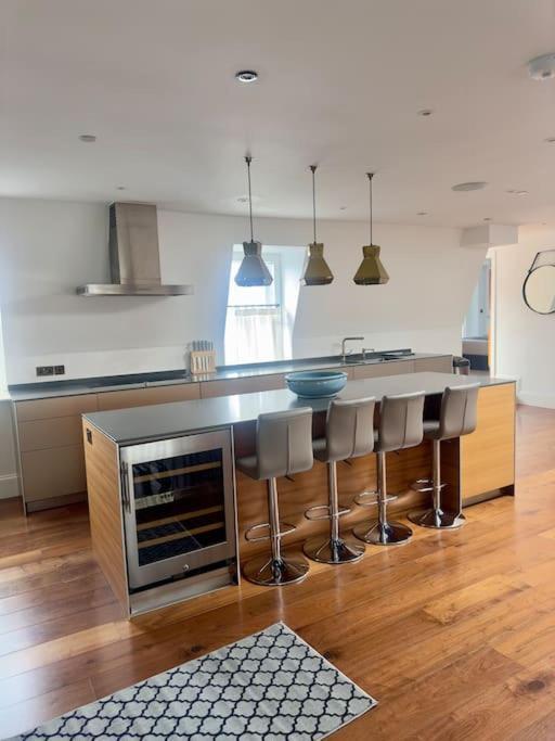 Penthouse 3bed3bath Apartment *