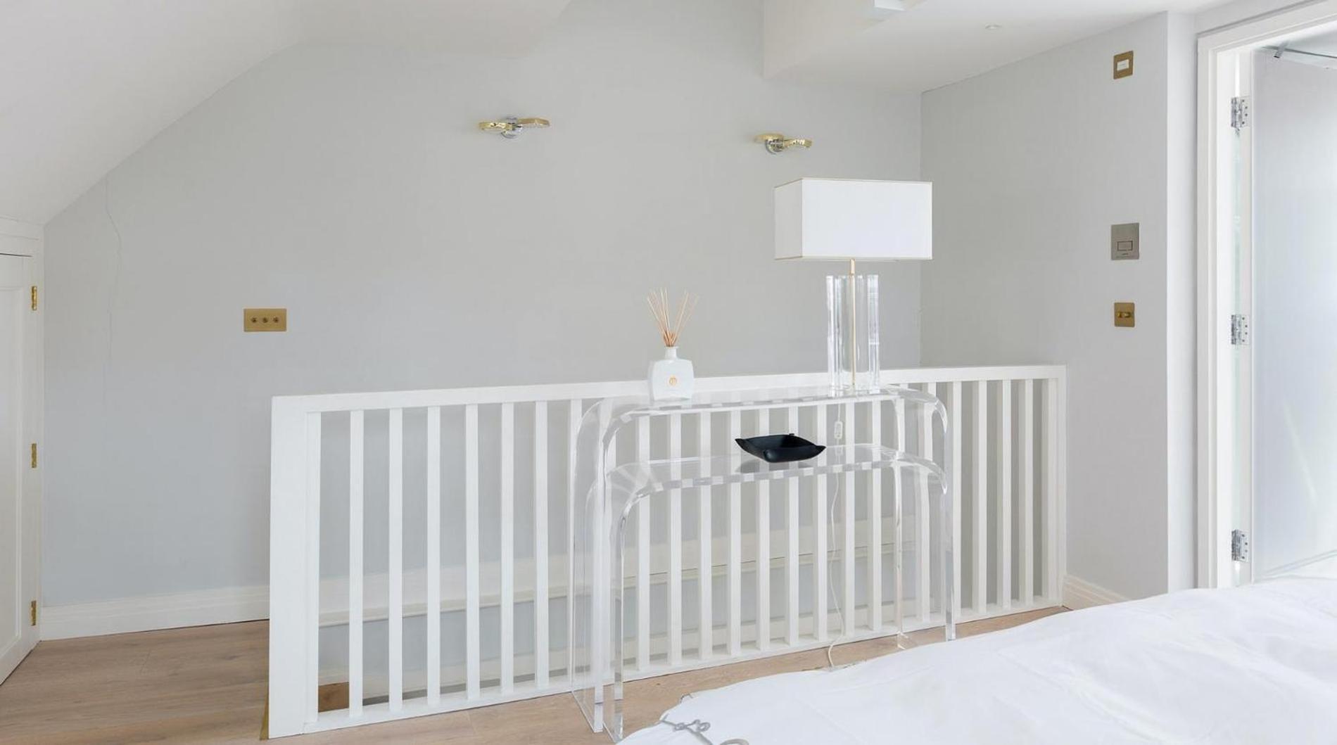 Pocket Full Of Pearls 1 Bedroom Duplex Penthouse Apartment London