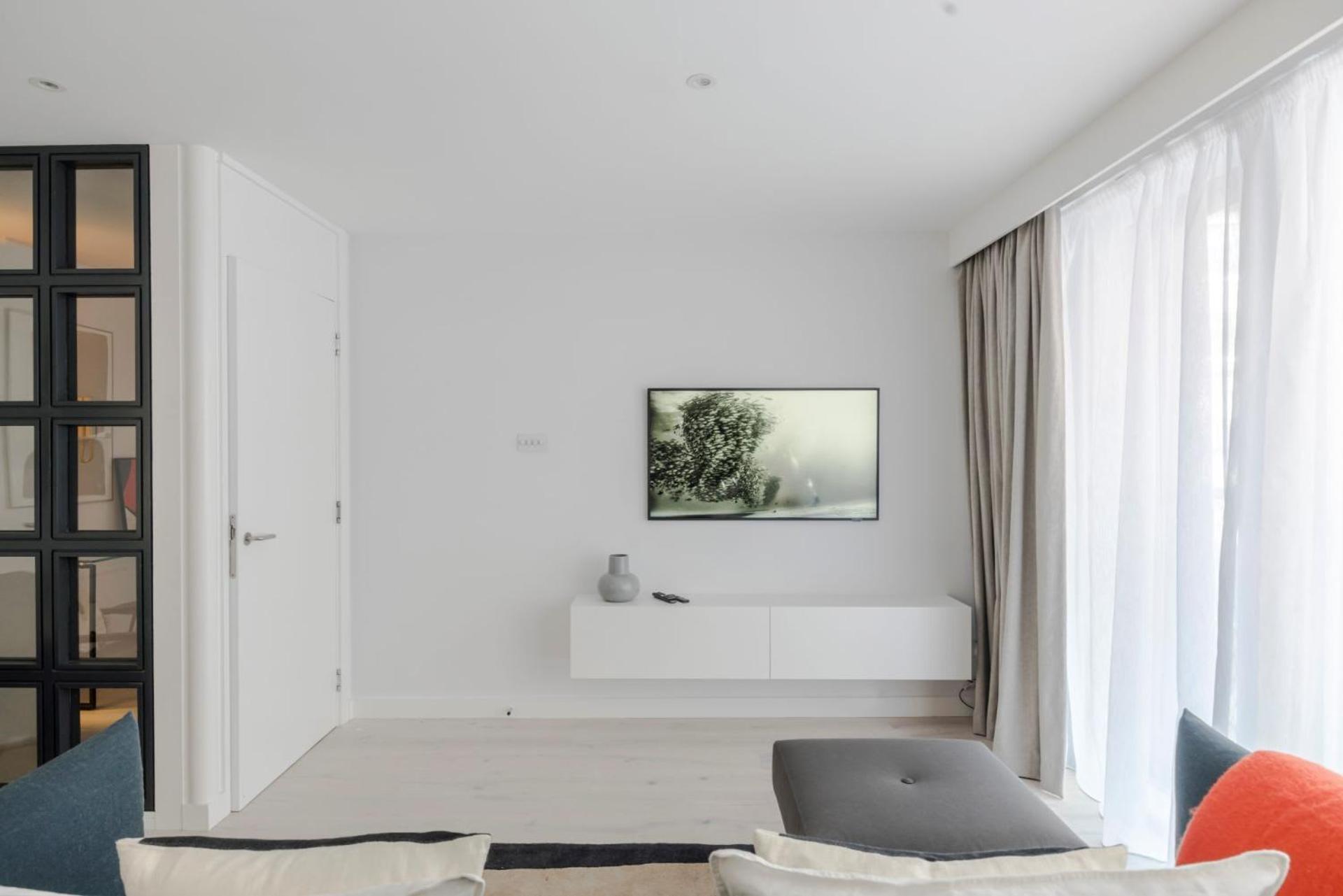 Blue Jeans White Shirt - Fitzrovia - By Frankie Says Apartment