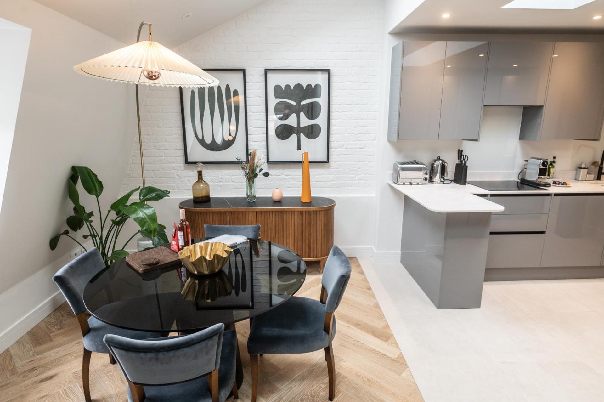 Modern 2 Bed Charlotte Street On 3rd Floor Apartment