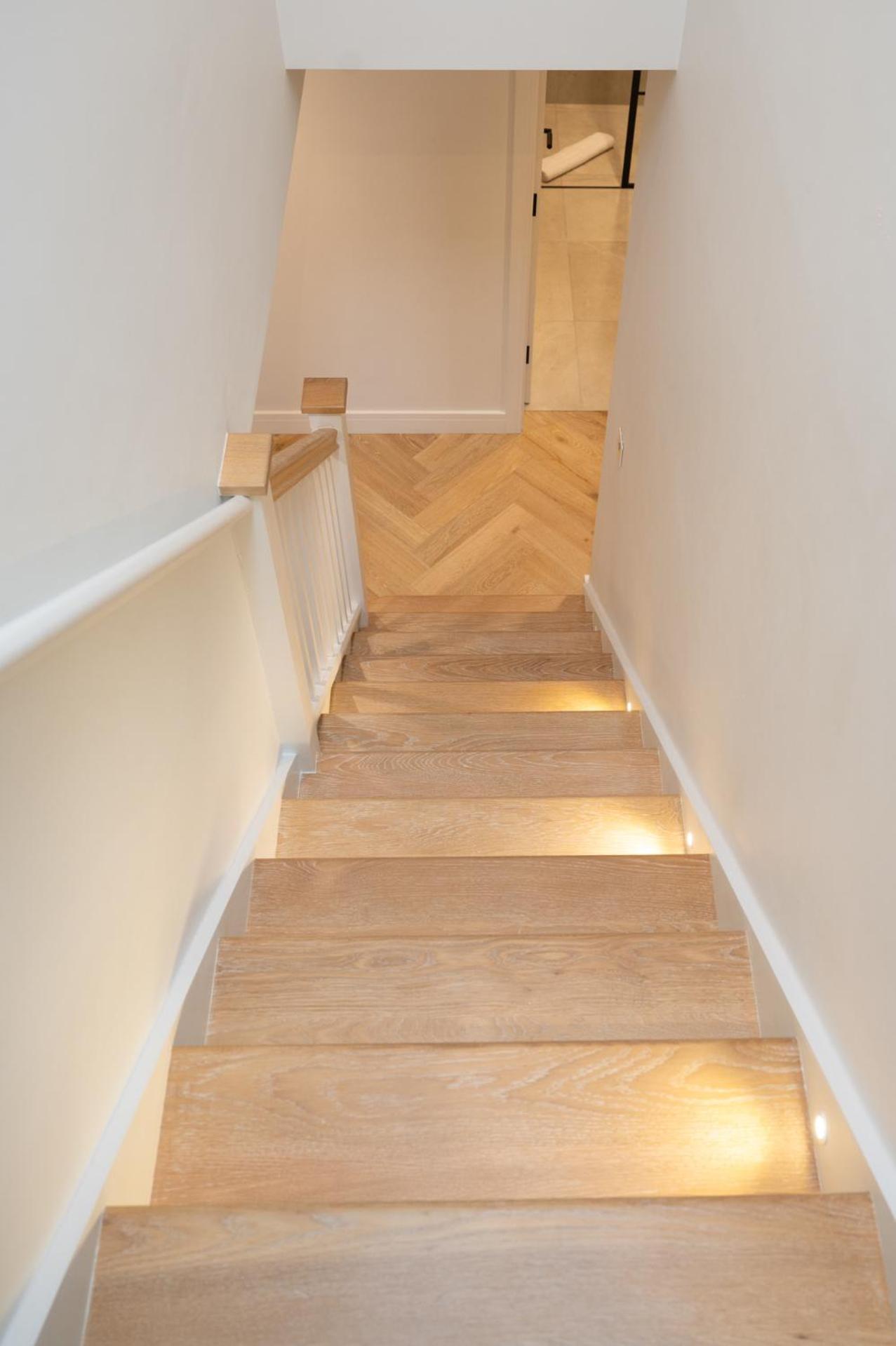 Modern 2 Bed Charlotte Street On 3rd Floor Apartment London