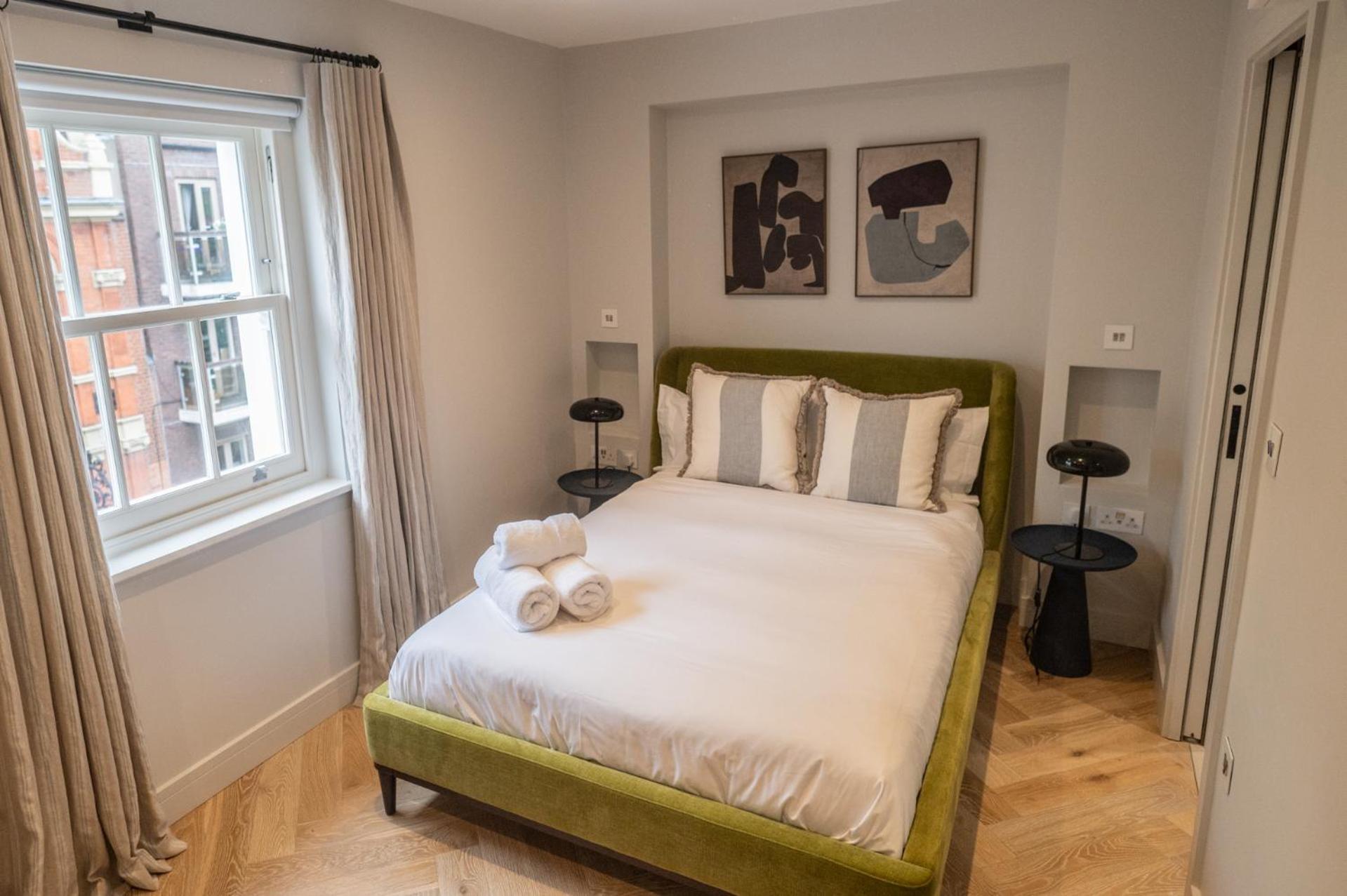 Modern 2 Bed Charlotte Street On 3rd Floor Apartment