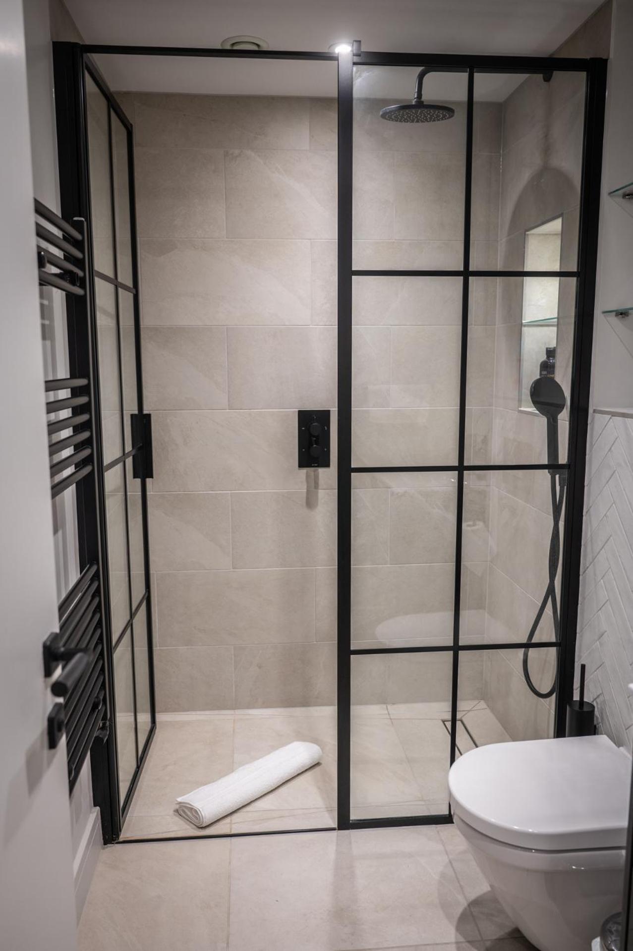 Modern 2 Bed Charlotte Street On 3rd Floor *